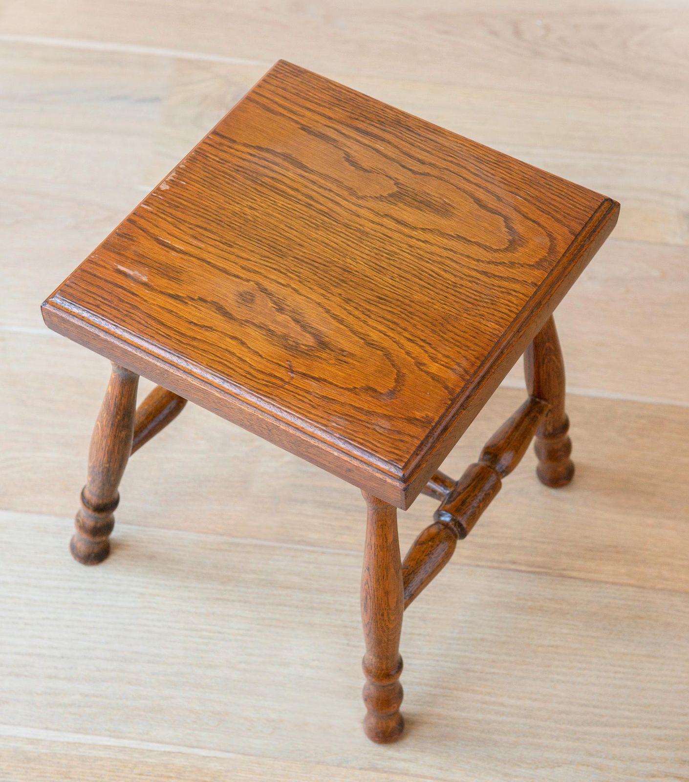 Tabouret d'époque en chêne, sellette carrée, table d'appoint en bois à pieds sculptés à la main, petit tabouret de ferme, décoration campagne photo Mobilier