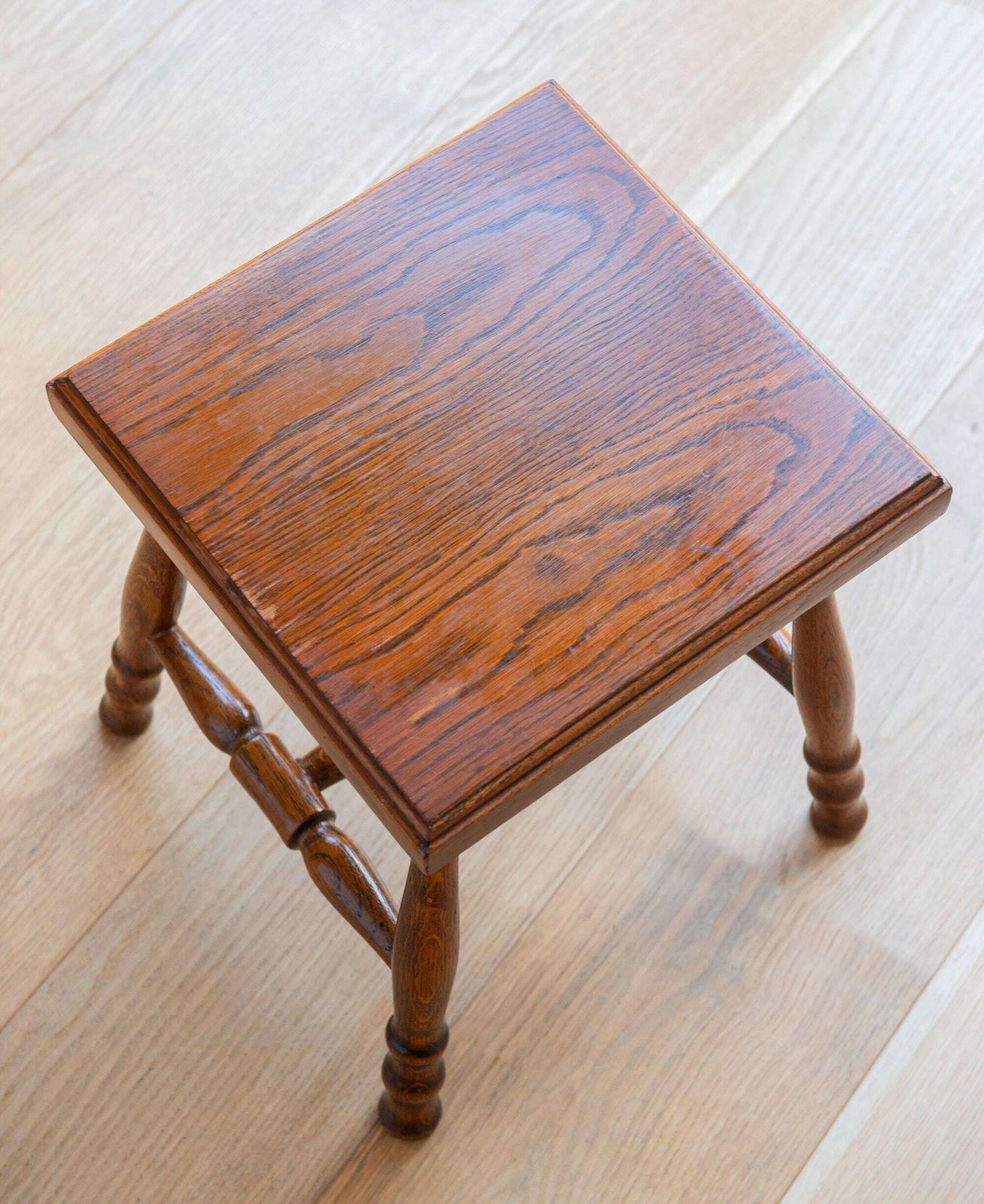 Tabouret d'époque en chêne, sellette carrée, table d'appoint en bois à pieds sculptés à la main, petit tabouret de ferme, décoration campagne photo buy