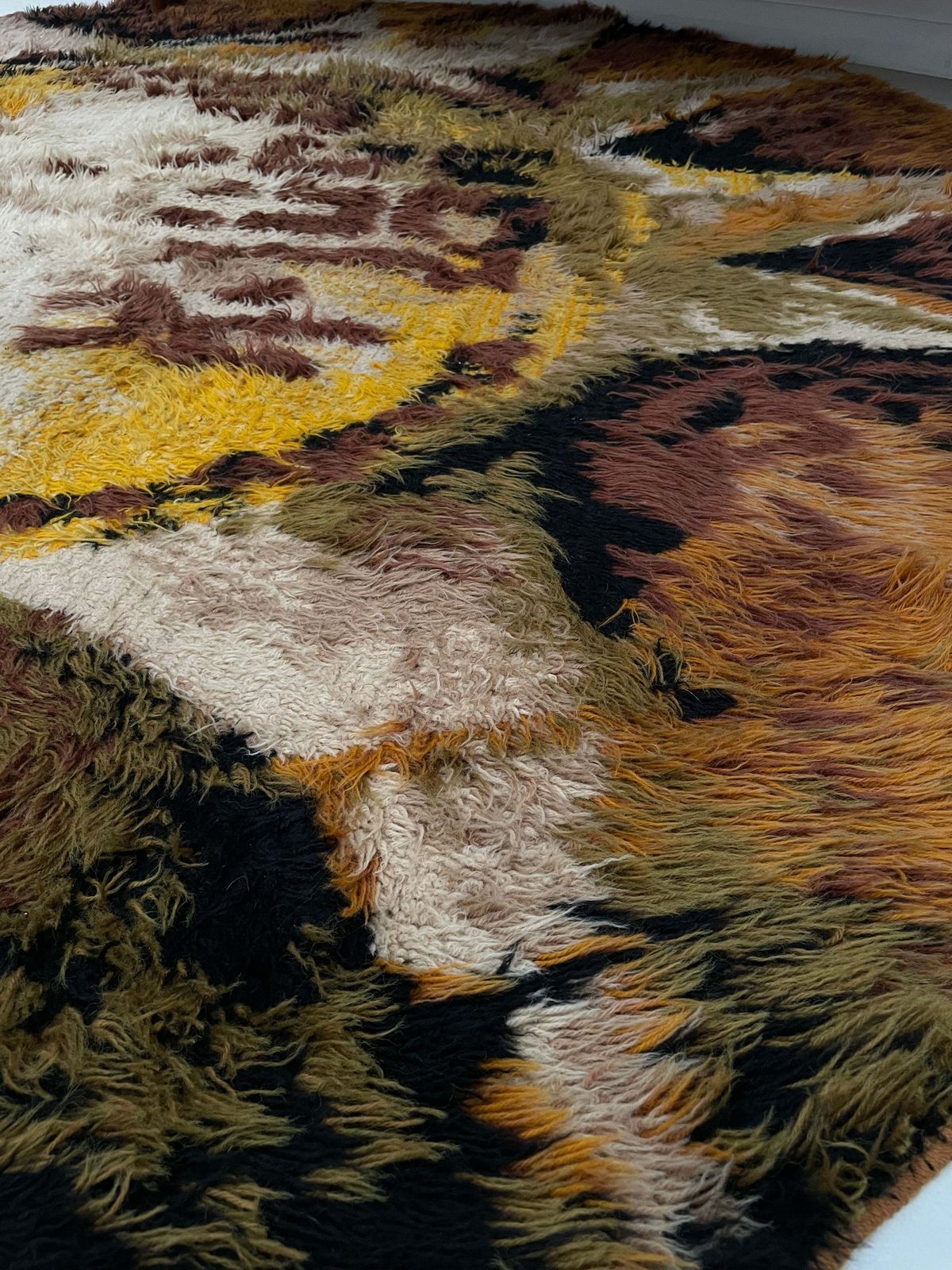 1970s Round Shaggy Rya Rug In Brown Cream Mustard photo vinterior