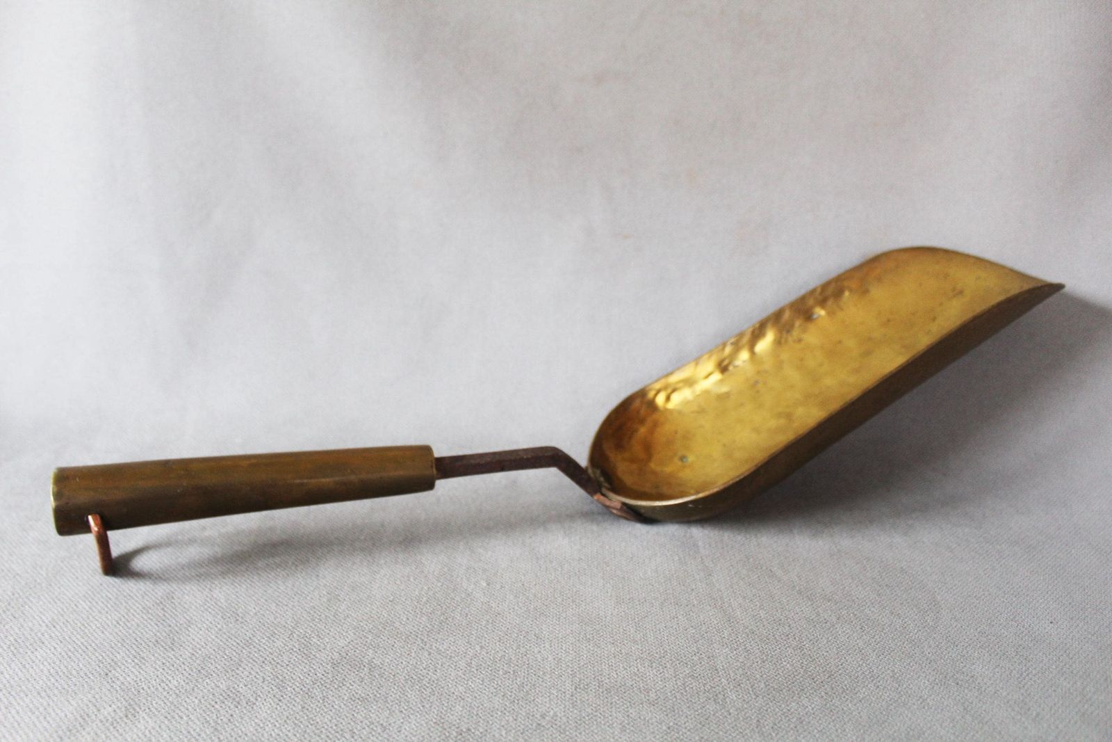 Grote Antieke Messing Schop, Handvat Van Messing En Ijzer, Ijzeren Klinknagels, Messing Graanschep, Kolenschop, Haard, Meel , Zaad  Of Voerschep, 48 Cm photo furniture