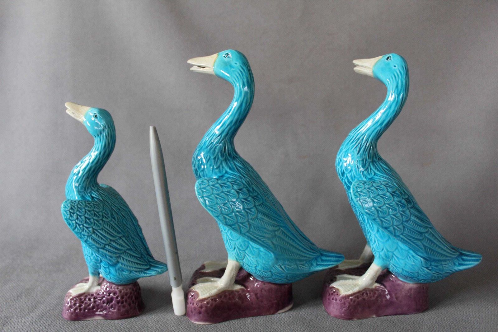 Set Van Drie Vintage Porseleinen Eendenbeeldjes, Blauw Turquoise, Handgeschilderd, Chinees Porselein, één Exemplaar Gerepareerd, 21 Centimeter photo for sale