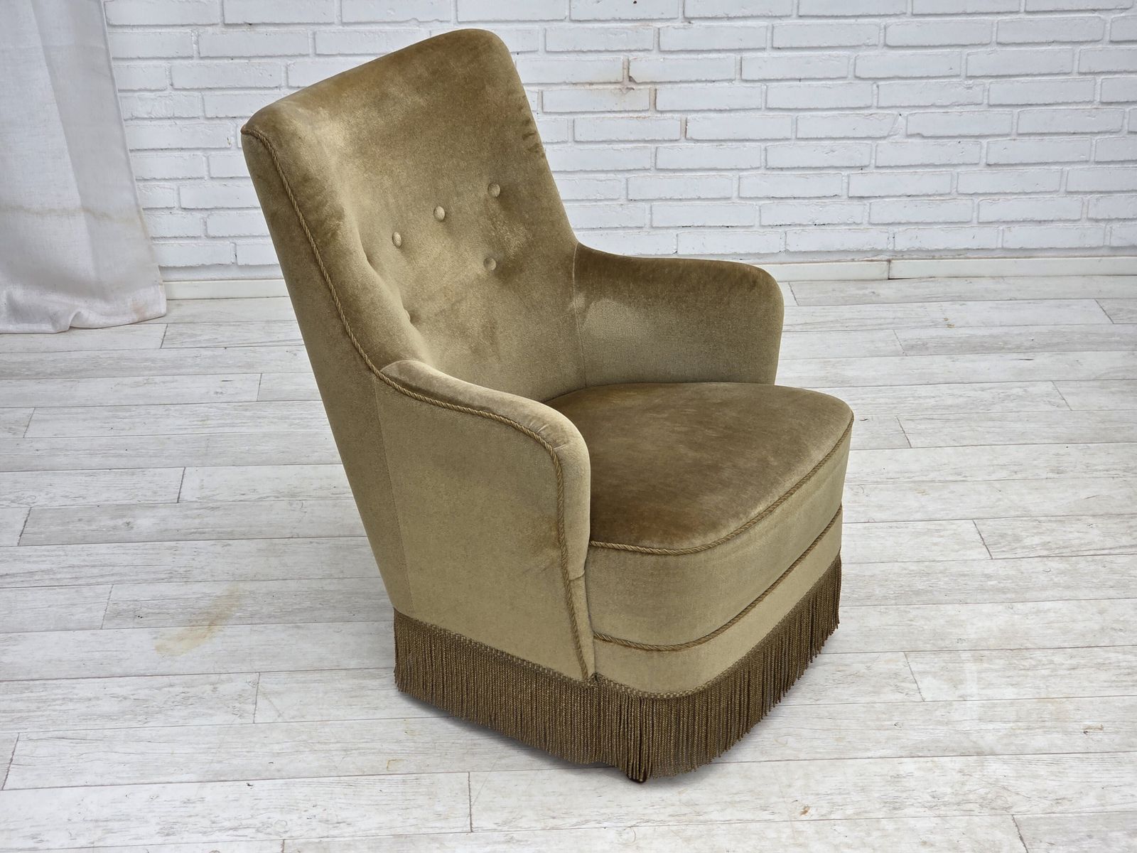 Jaren 1970, Deense Fauteuil Met Hoge Rug, Lichtgroen Meubelvelours. photo furniture