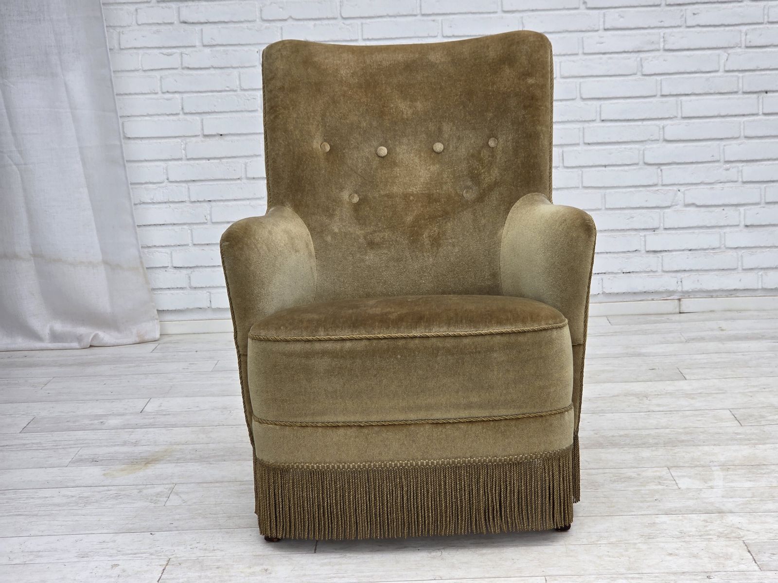 photo furniture Jaren 1970, Deense Fauteuil Met Hoge Rug, Lichtgroen Meubelvelours.