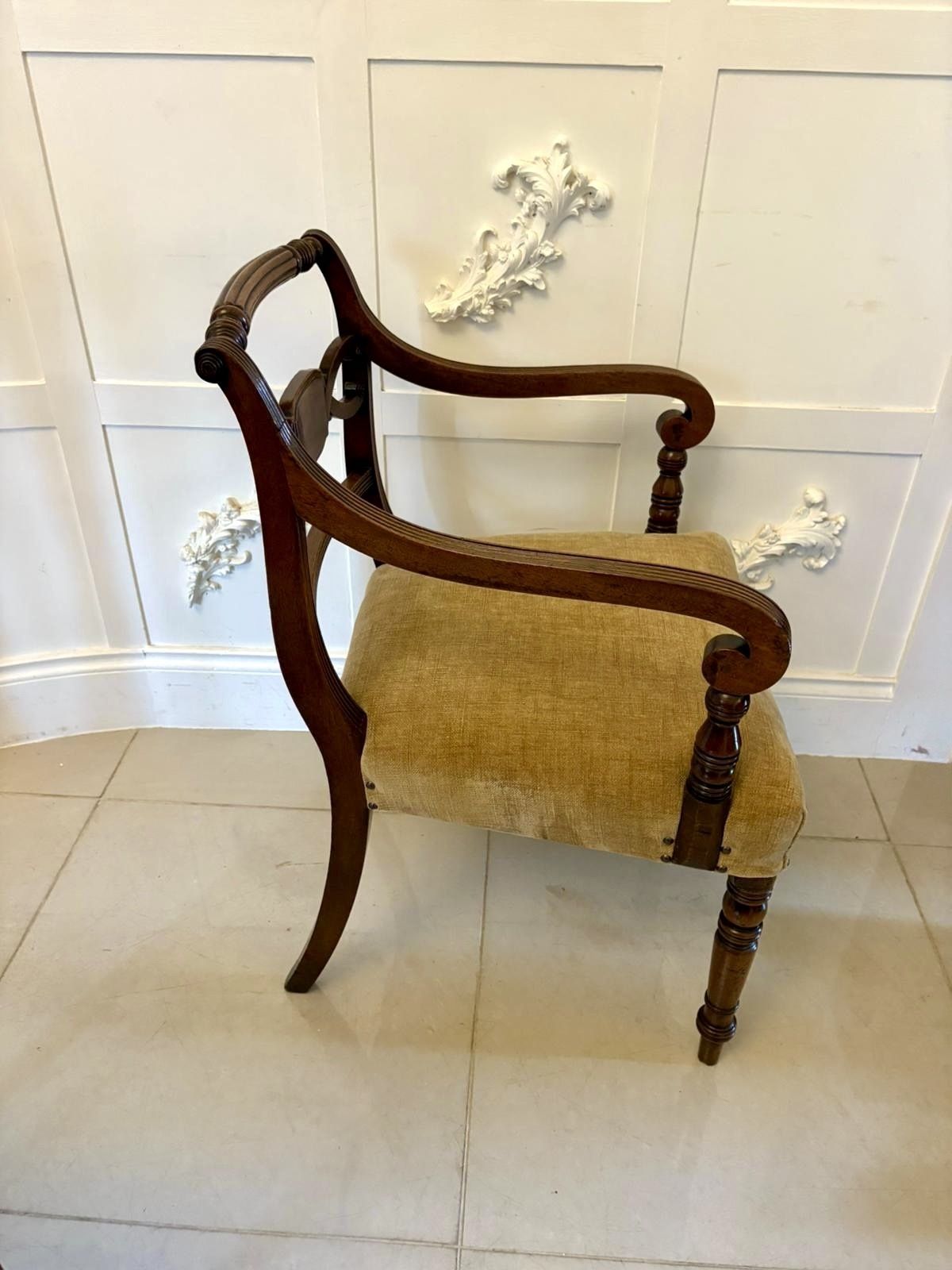 photo furniture Fine Pair Of Antique 19th Century Quality Mahogany Carver Chairs