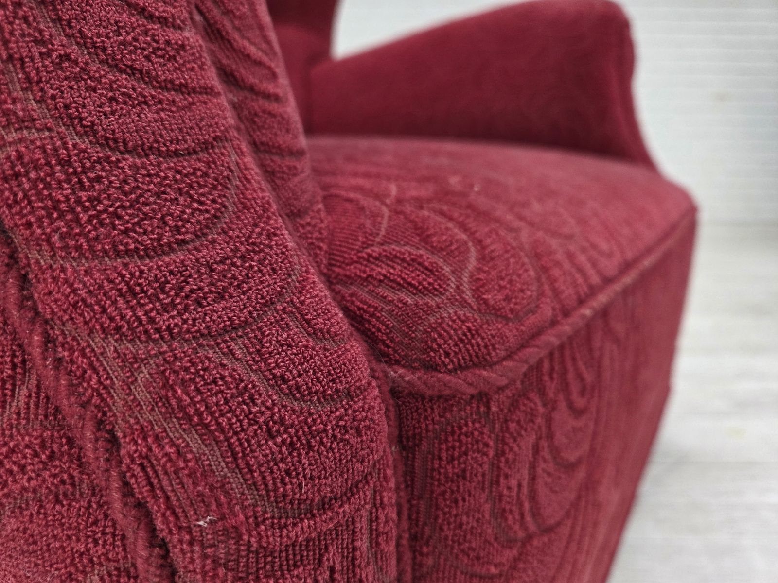 Ca. Jaren 1950, Deense Relax Fauteuil, Rood Meubelstof, Essen Houten Poten. photo 1540.0