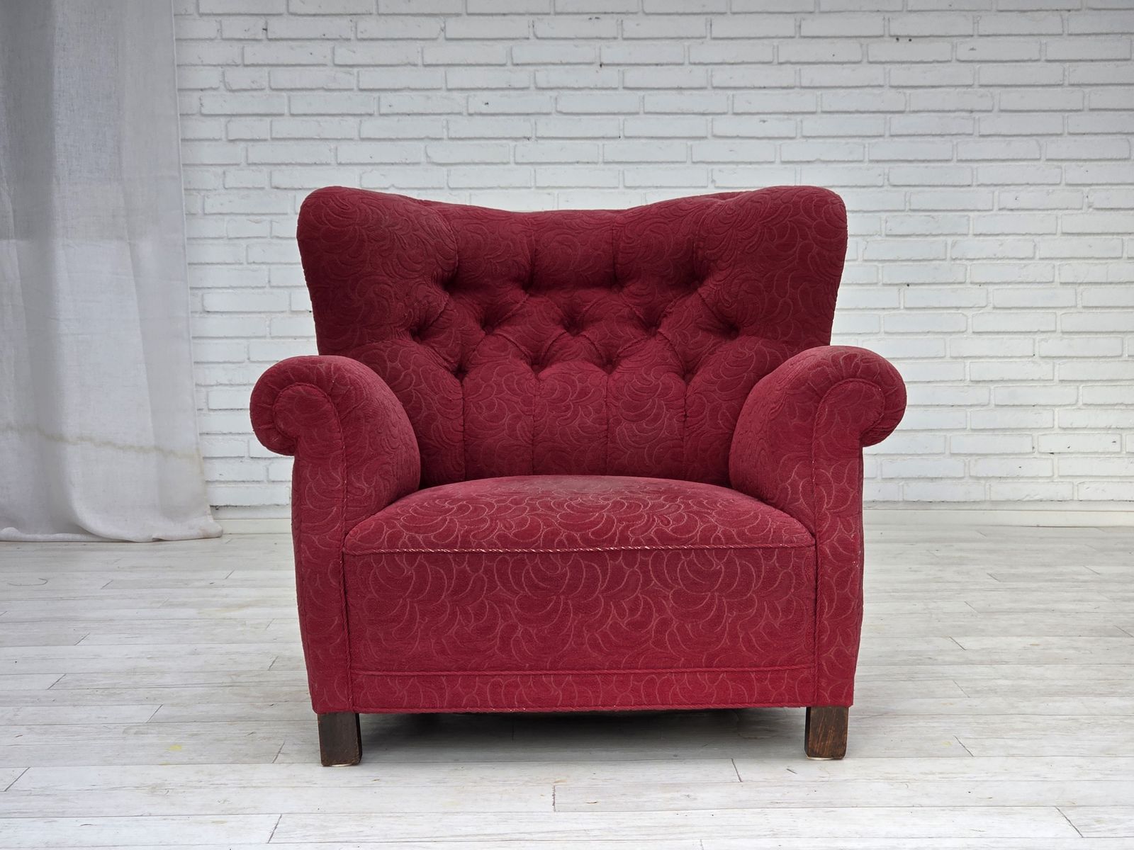 Ca. Jaren 1950, Deense Relax Fauteuil, Rood Meubelstof, Essen Houten Poten. photo vinterior