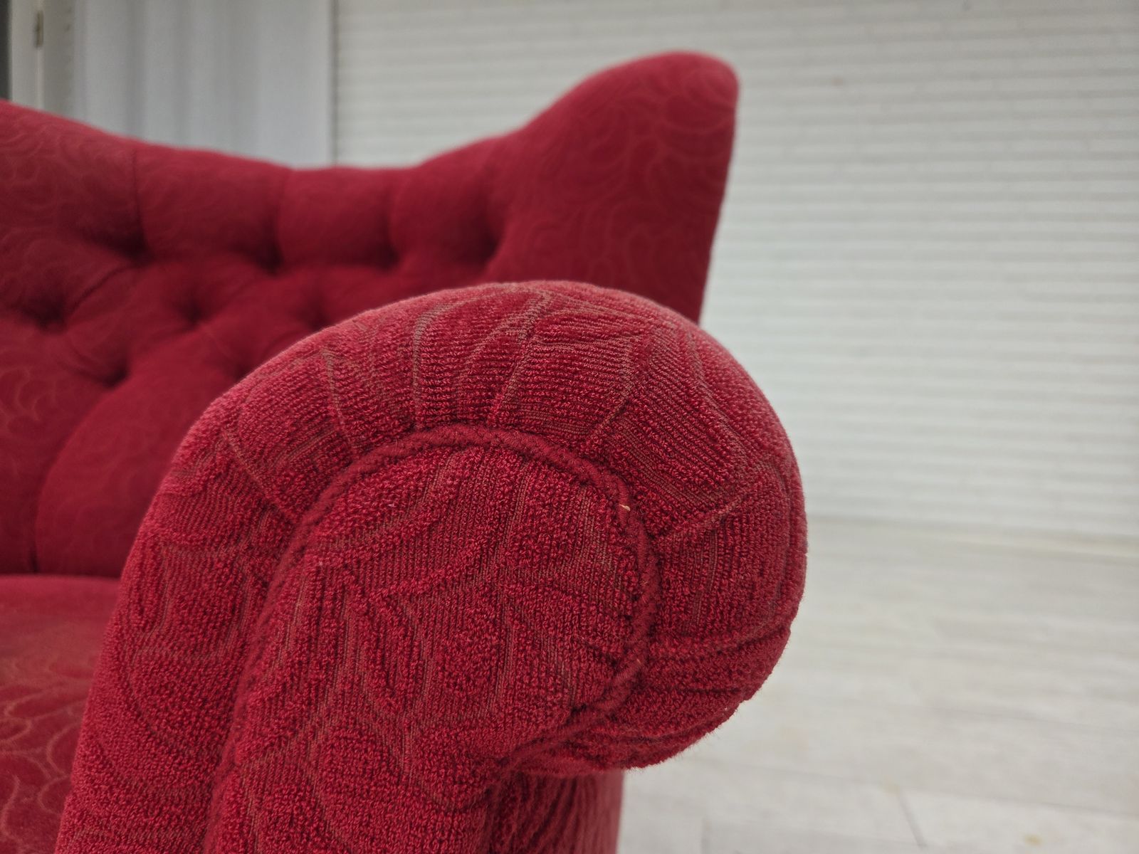 photo vinterior Ca. Jaren 1950, Deense Relax Fauteuil, Rood Meubelstof, Essen Houten Poten.