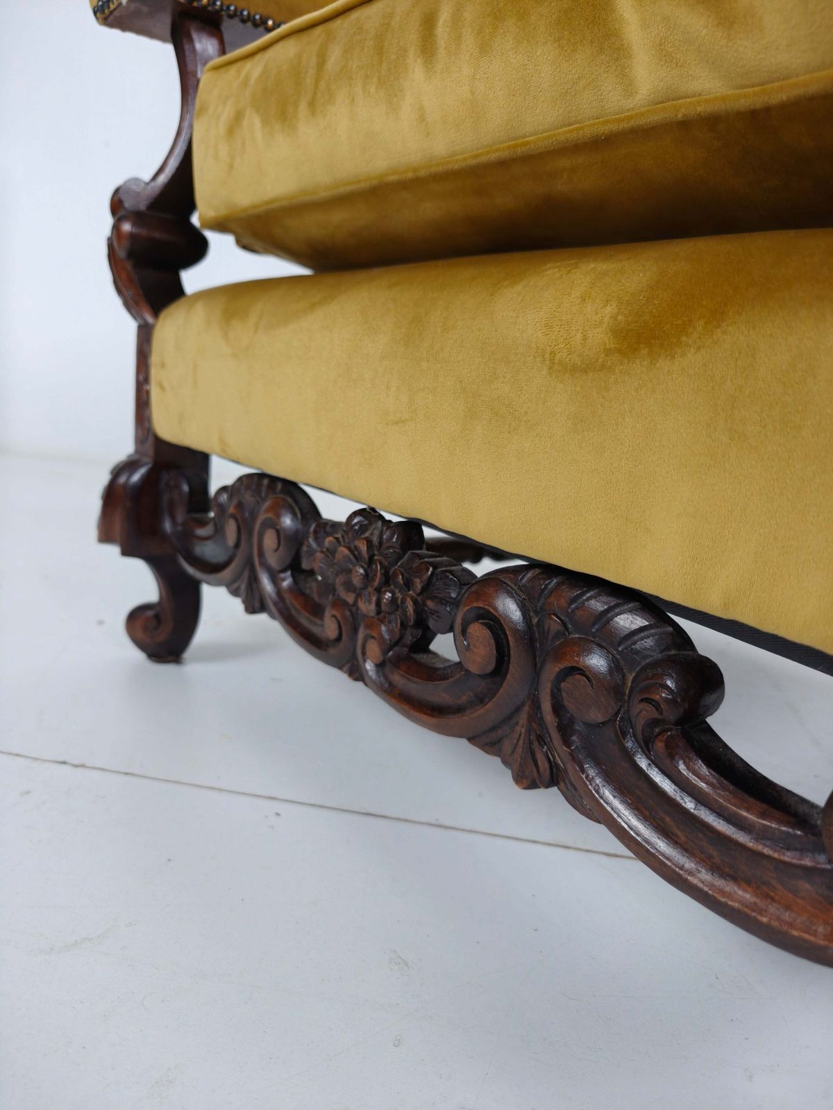 photo furniture Pair Of 19th Century Carved Walnut Armchairs – Floral Motifs – Velvet Upholstery