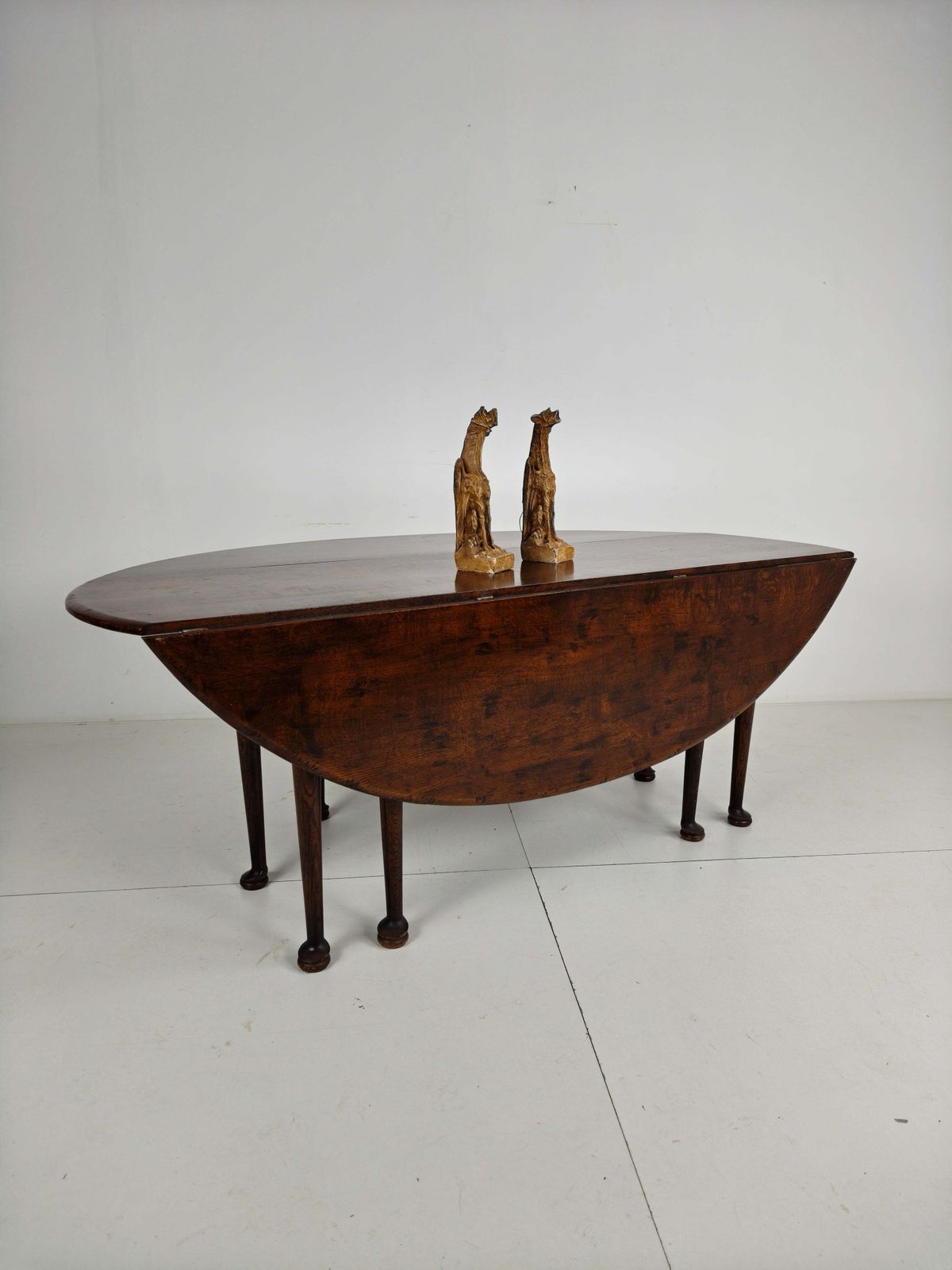 photo vinterior Antique English Drop Leaf Dining Table – Victorian – 8 Legs – Oval Shape – Seats 8