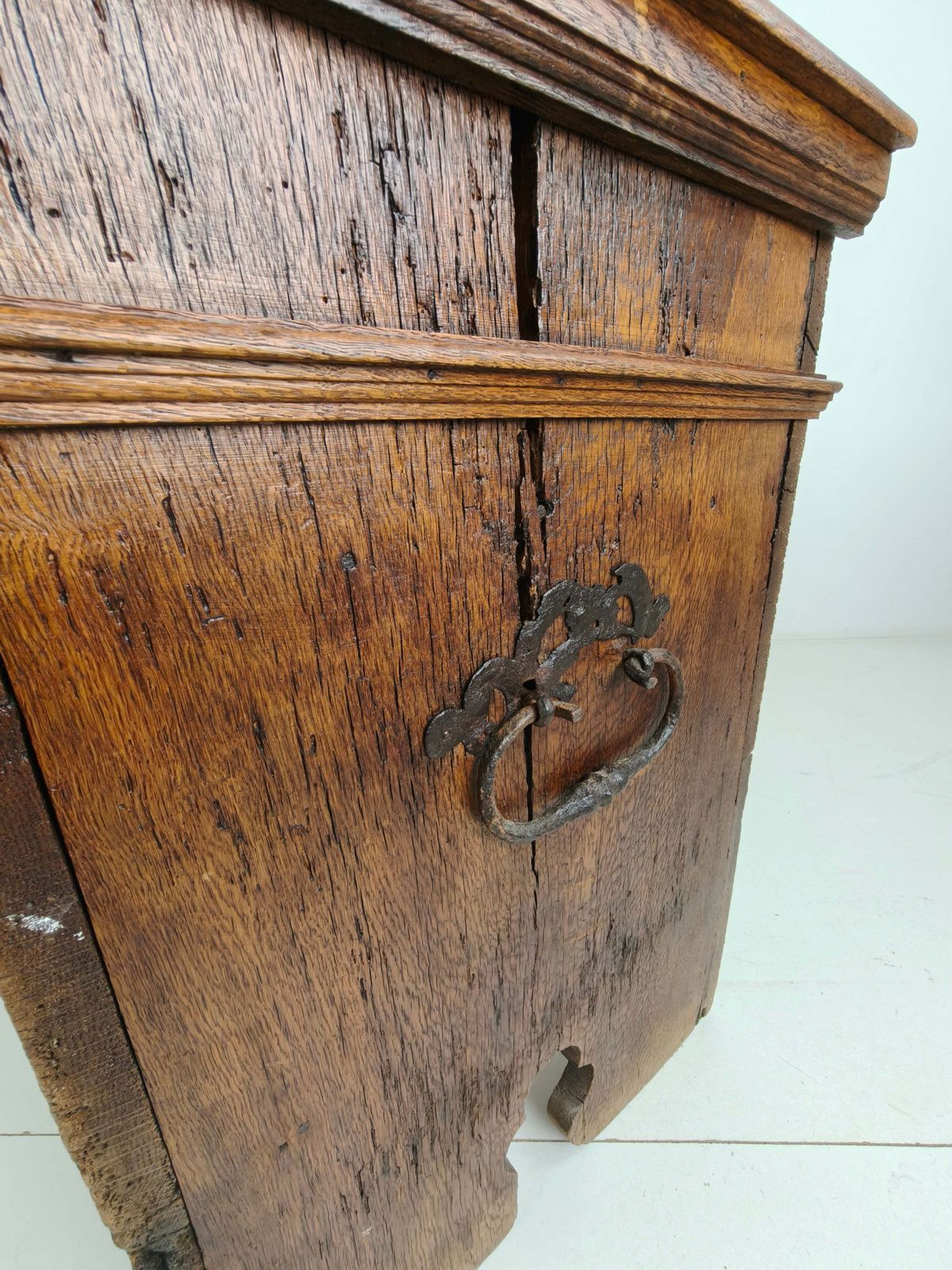 photo furniture Elegant 18th Century Oak Chest – Dated 1756