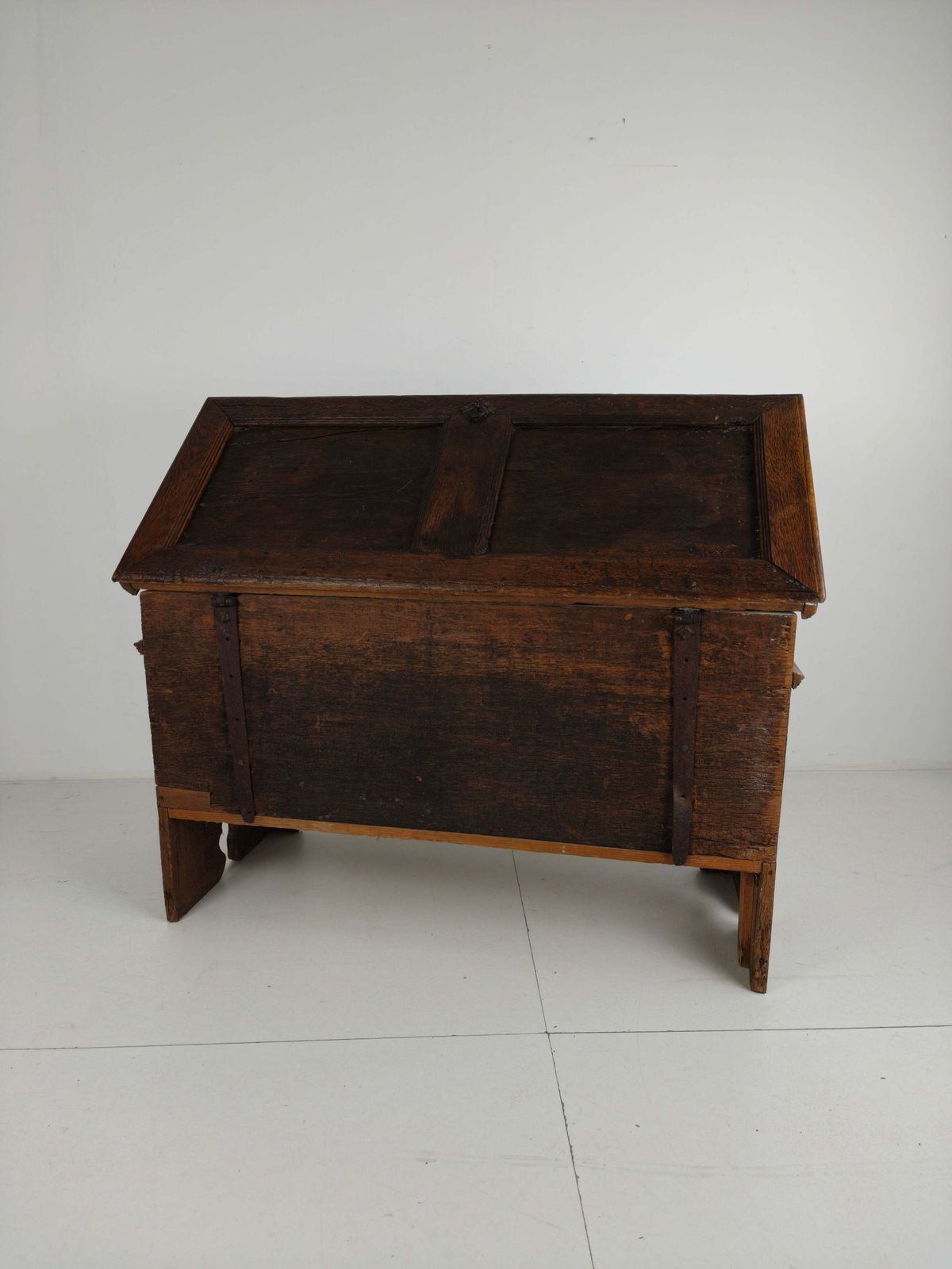 photo vinterior Elegant 18th Century Oak Chest – Dated 1756