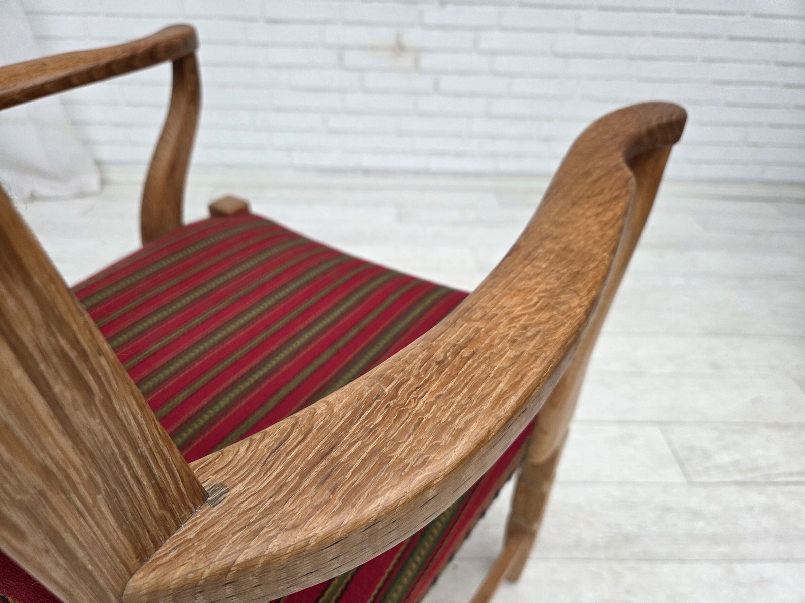 Ca. Jaren 1970, Deense Fauteuil, Gestreept Rood Meubelwol, Massief Eikenhout. photo vinterior
