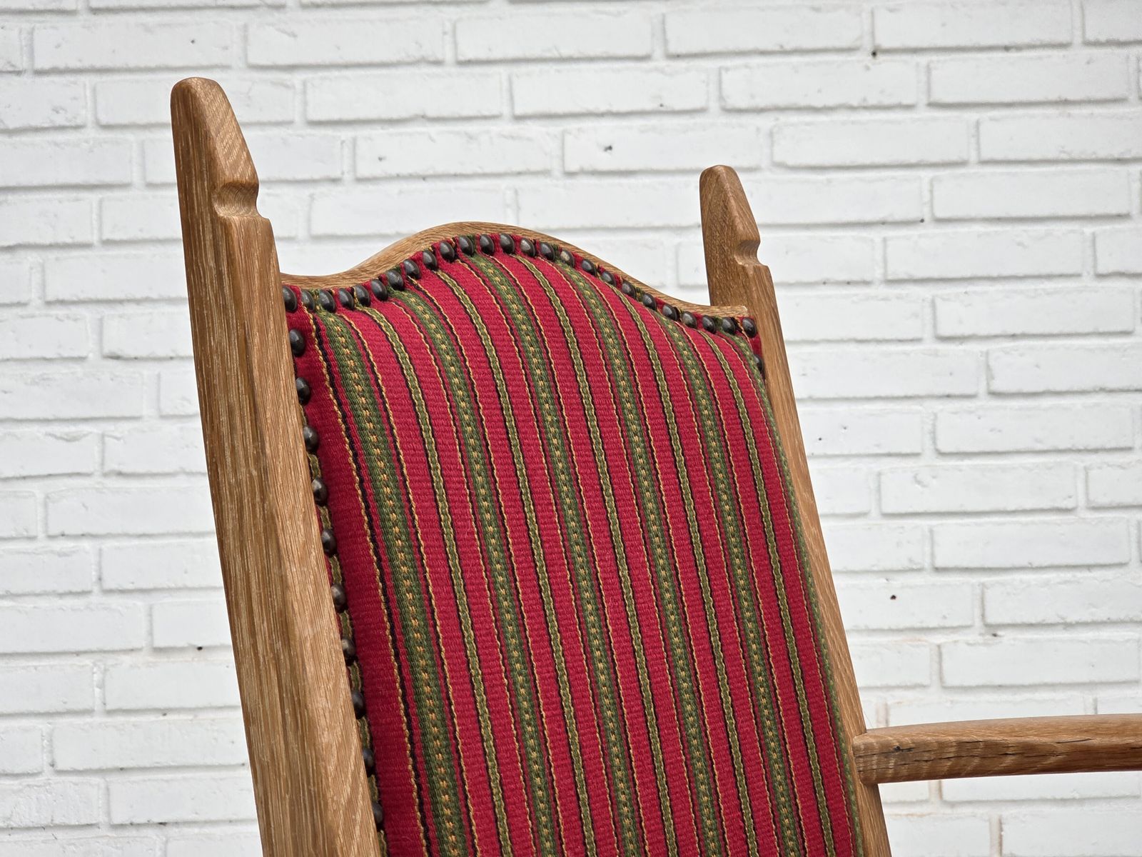 photo furniture Ca. Jaren 1970, Deense Fauteuil, Gestreept Rood Meubelwol, Massief Eikenhout.