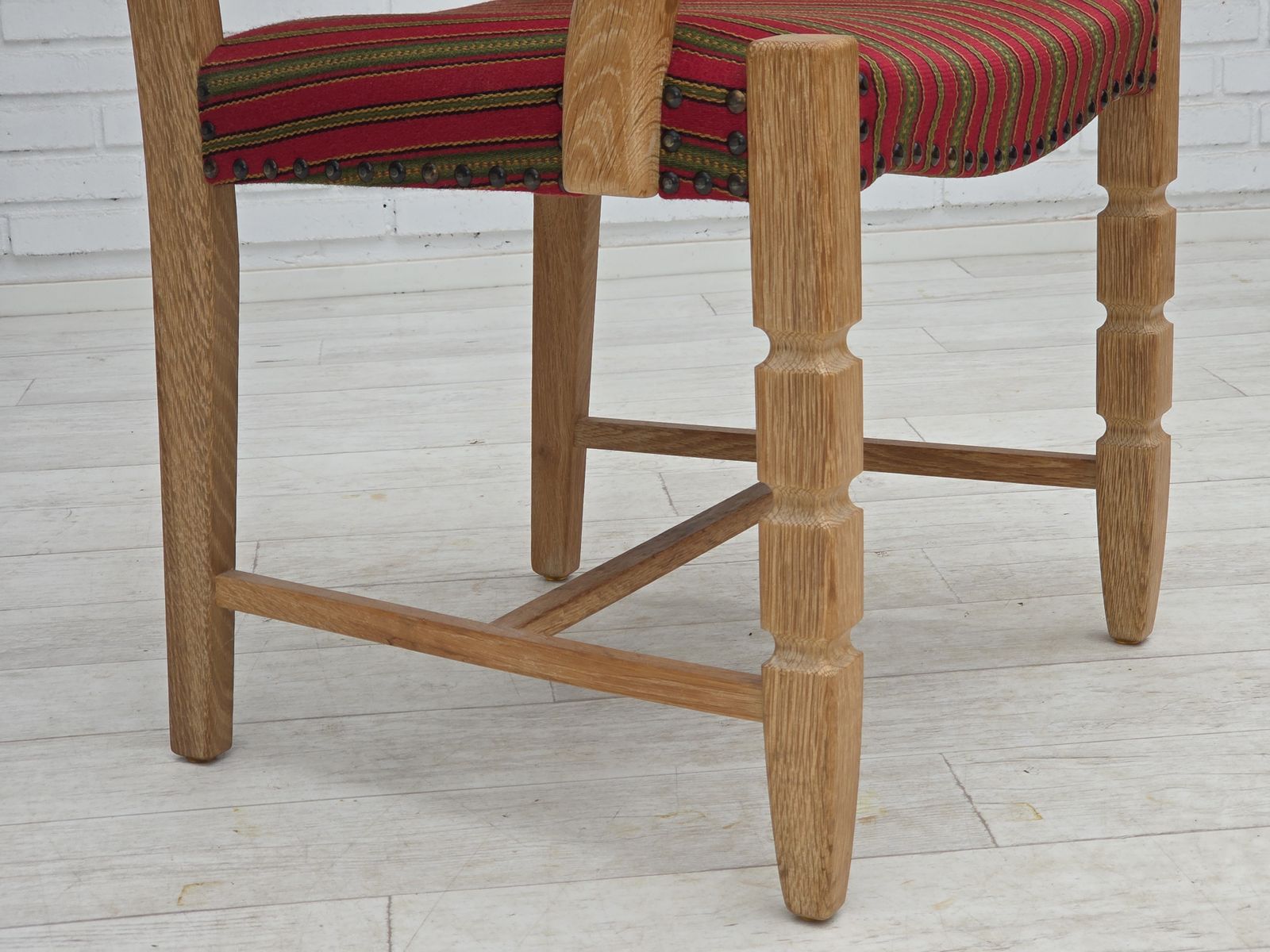 Meubels Ca. Jaren 1970, Deense Fauteuil, Gestreept Rood Meubelwol, Massief Eikenhout. photo