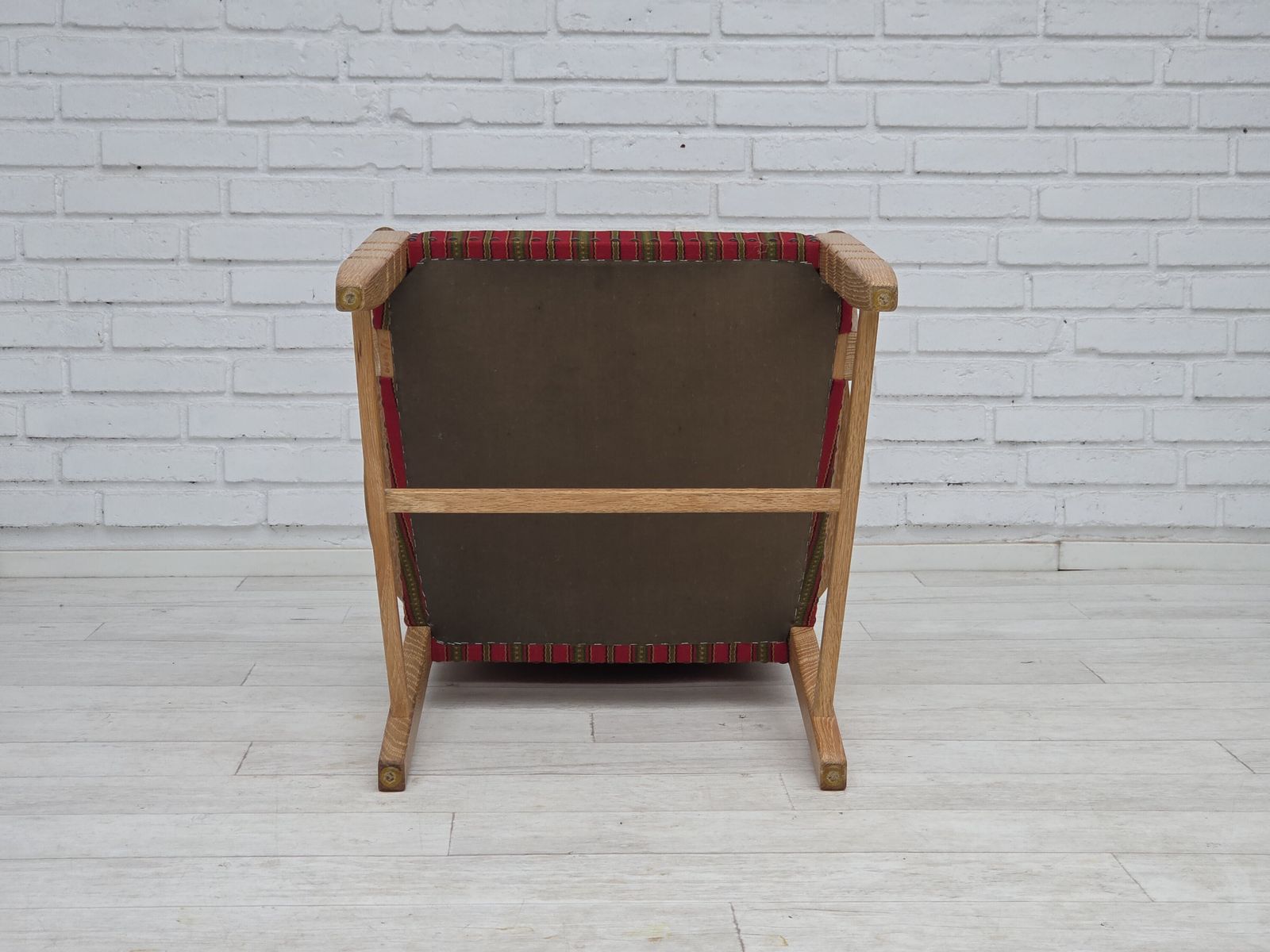 550.0 Ca. Jaren 1970, Deense Fauteuil, Gestreept Rood Meubelwol, Massief Eikenhout. photo