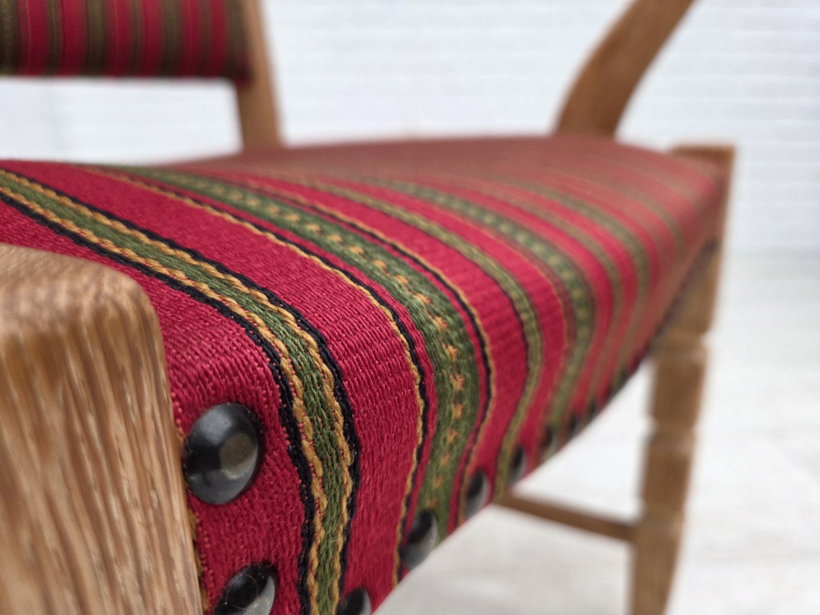 photo buy Ca. Jaren 1970, Deense Fauteuil, Gestreept Rood Meubelwol, Massief Eikenhout.