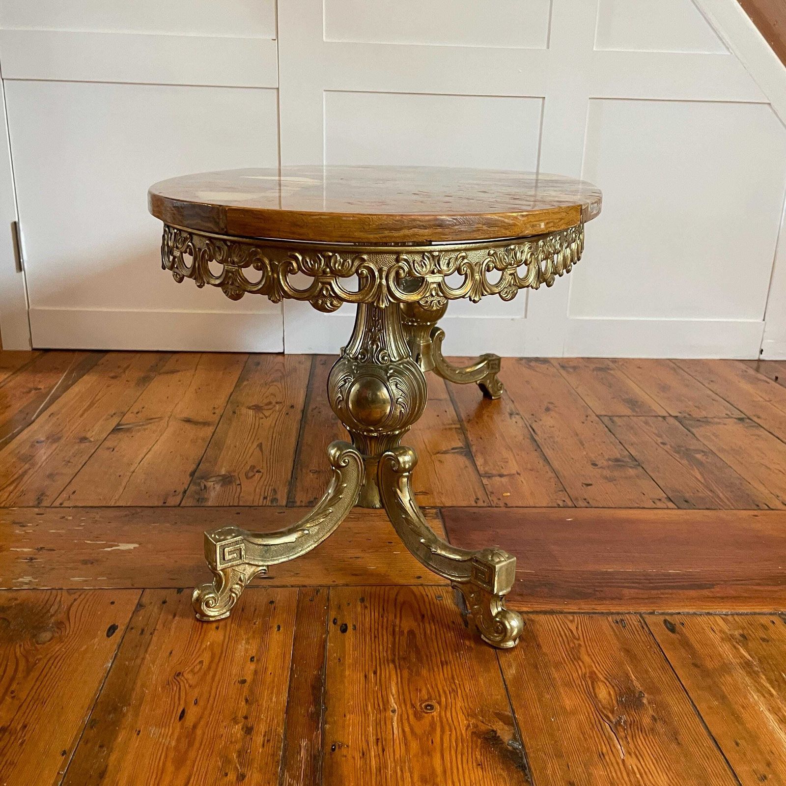 photo vintage Vintage Marble Onyx Coffee Table Regency Style Gold Metal Ornate Legs Coastal Beach Theme Stone Top Mid Century Italian Style Living Room