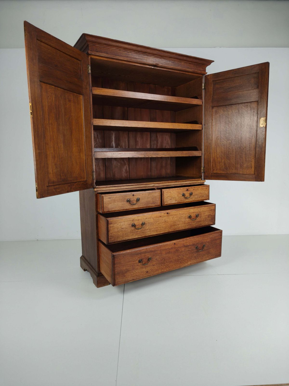 Antique Howard & Son’s Berners Street Linen Press – Light Oak, 19th Century photo vinterior