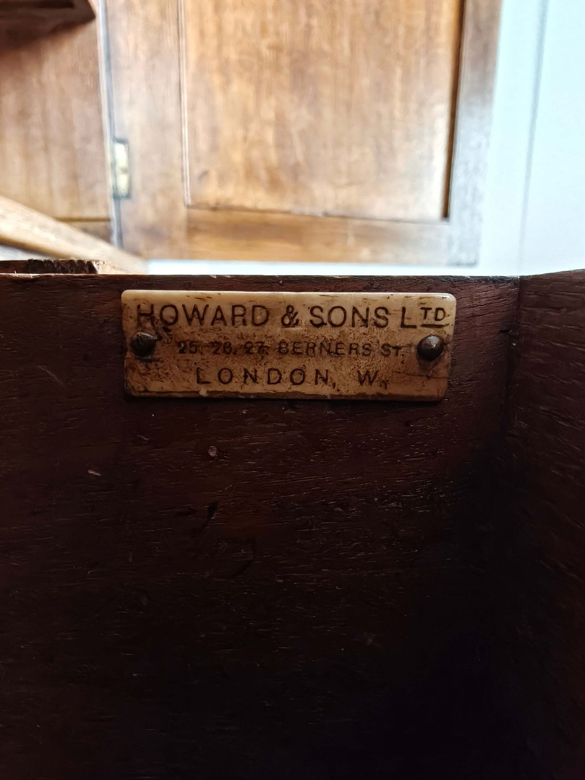 photo furniture Antique Howard & Son’s Berners Street Linen Press – Light Oak, 19th Century