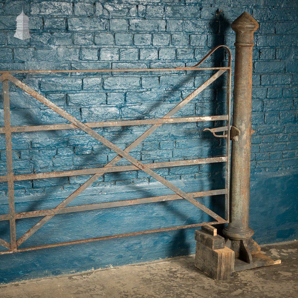 photo vinterior Estate Entrance Gate And Posts, Period Style