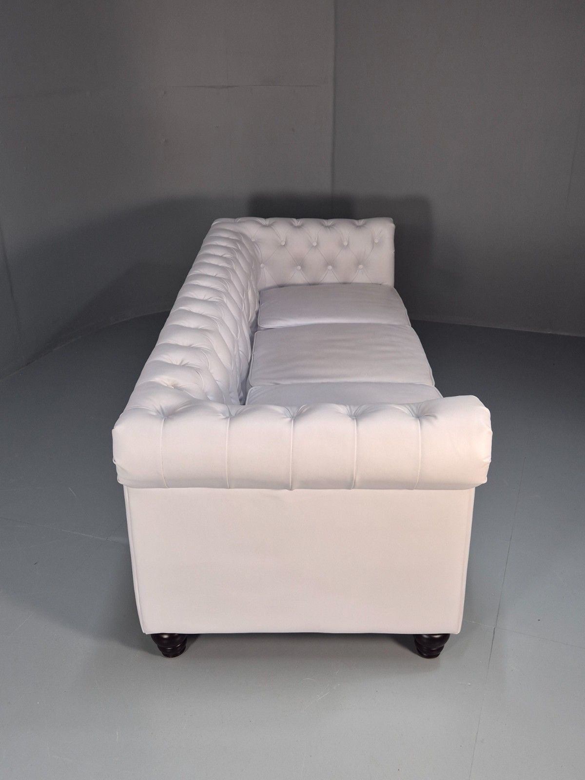 photo vintage Vintage Faux Leather White Chesterfield Three Seater Retro Sofa Eb10450 Vche