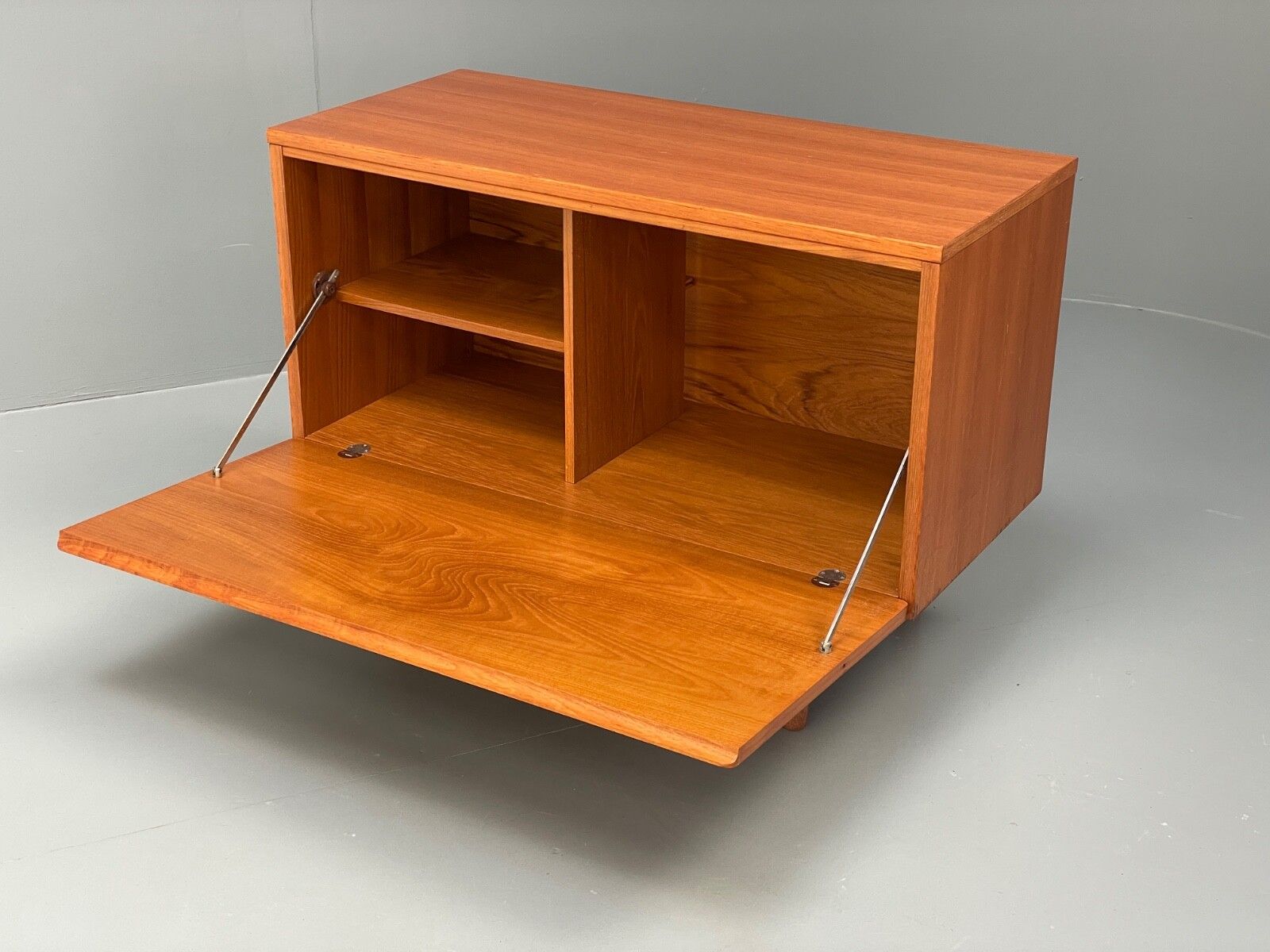 Vintage Teak Media Unit Drop Door Cabinet By Beaver & Tapley Eb9743 Mwoo