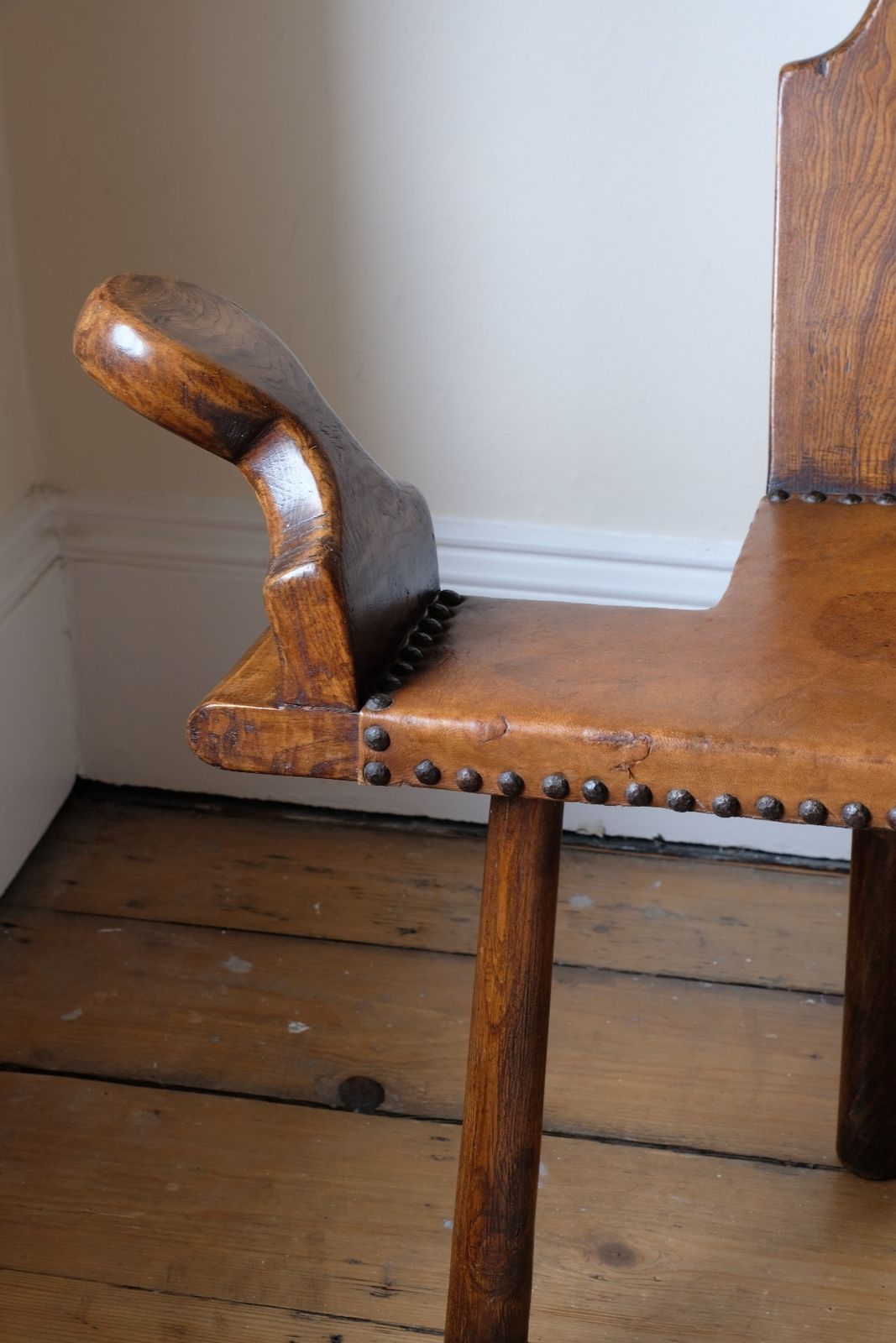 1950s Spanish Brutalist Elm And Leather Chair – Primitive Sculptural Design photo 1100.0