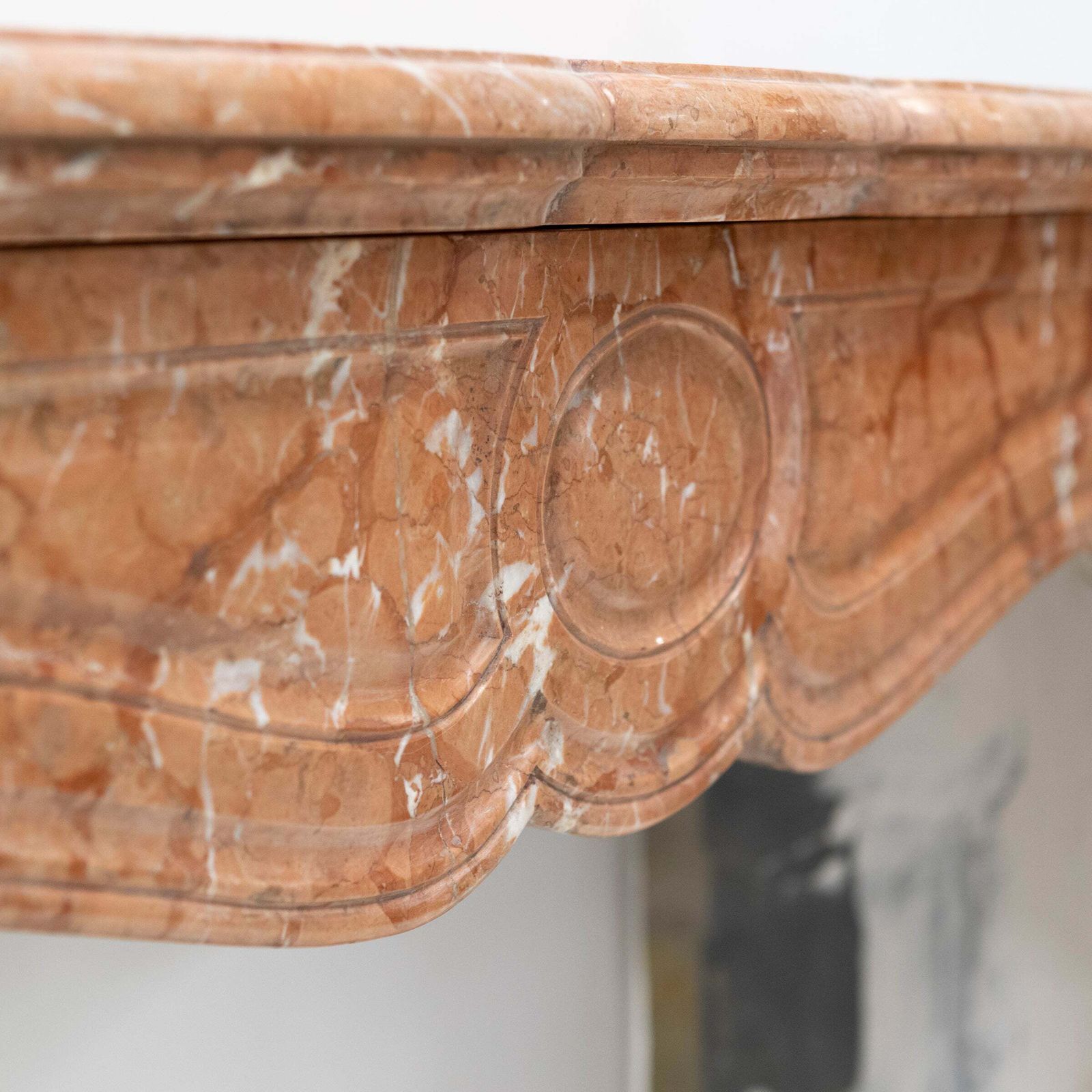 photo vinterior Antique French Style Louis Pompadour Rouge Marble Fireplace