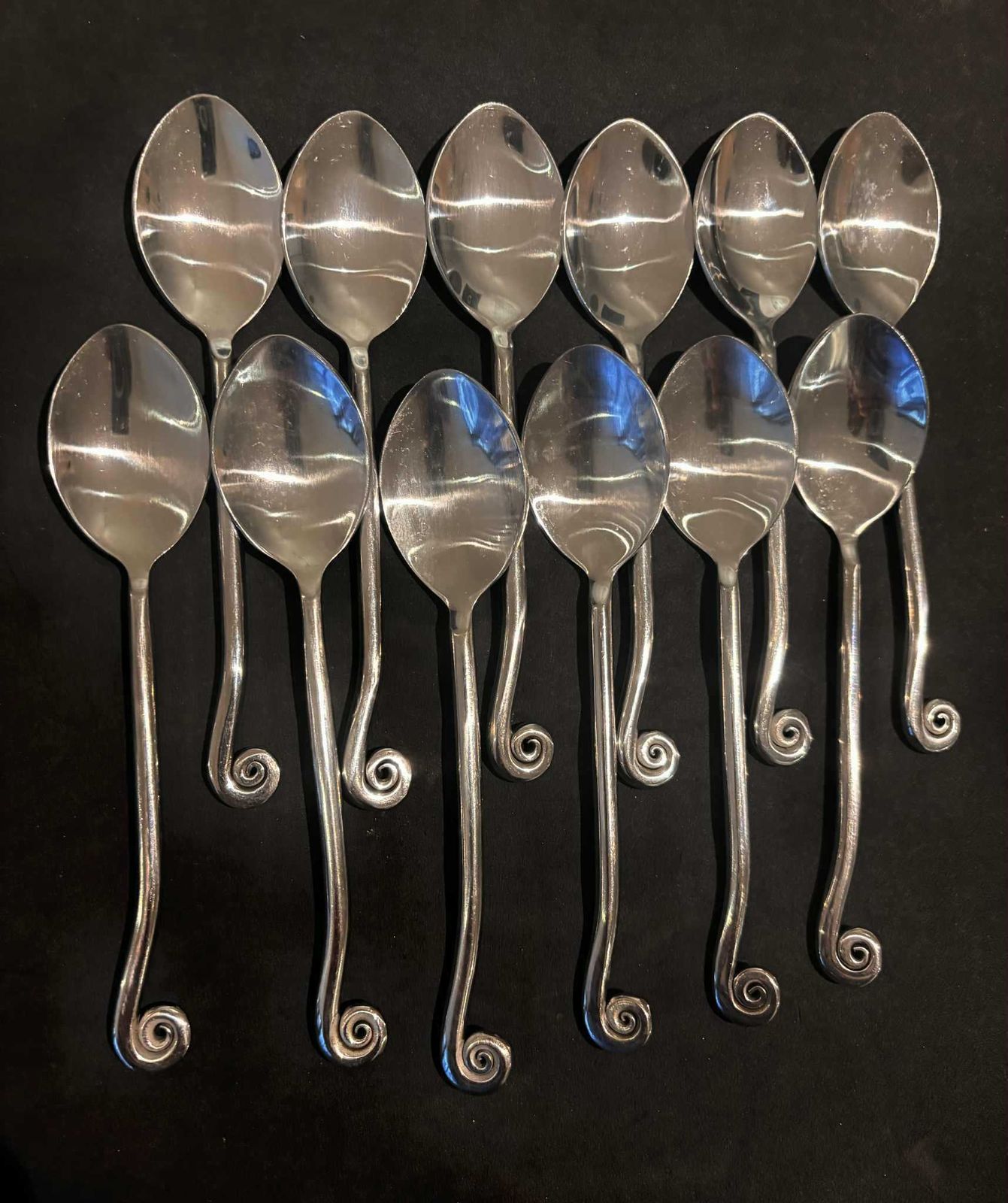 Set Van 12 Franse Dessertlepels: Swirl Twist Bestek, Brutalist Middeleeuwse Stijl photo vinterior