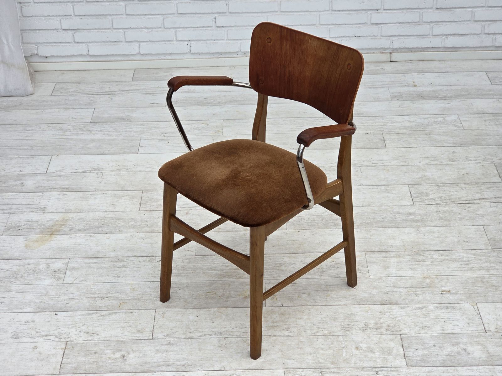 Ca. Jaren 1960, Deense Fauteuil, Meubelvelours, Teakhouten Armleuningen, Verchroomd Staal. photo furniture