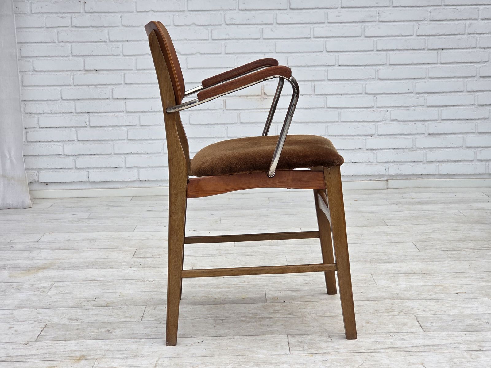 photo vintage 1960s, Danish Armchair, Furniture Velour, Teak Wood Armrests, Chrome Steel.