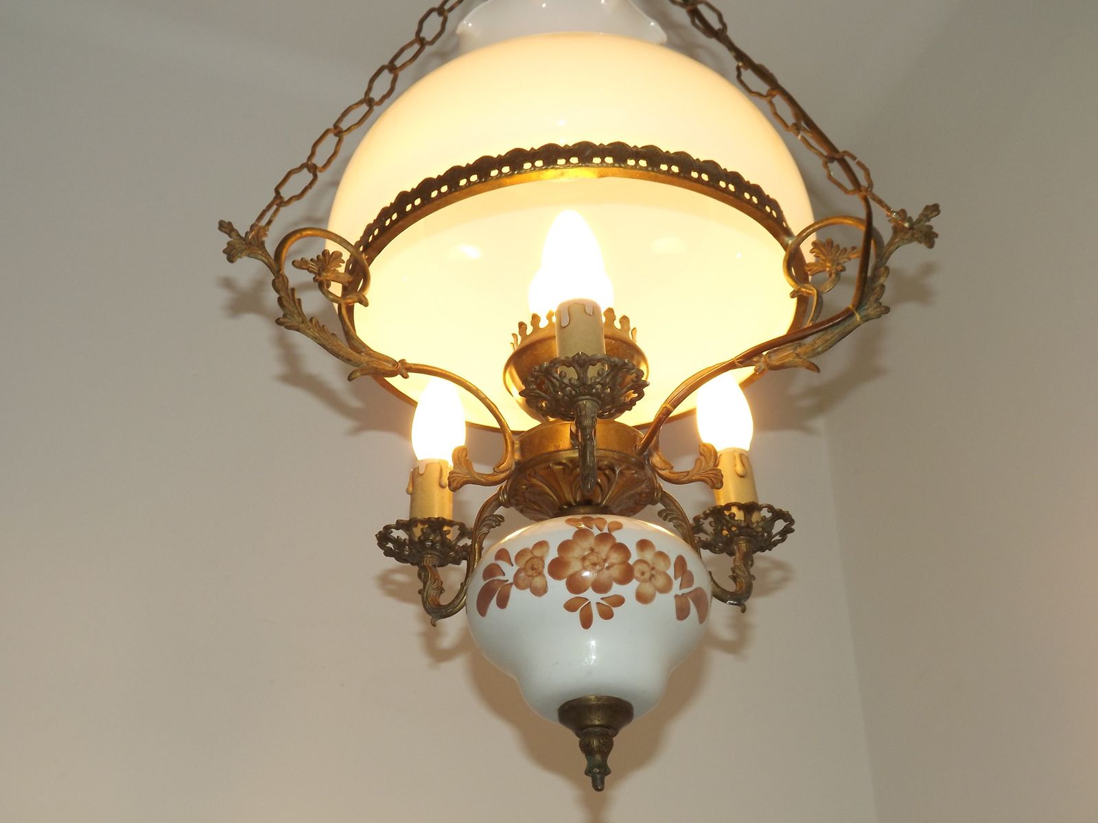 Lanterne suspendue d'époque, style campagne française, 4 lumières, abat-jour en verre opaque et finial floral photo vinterior