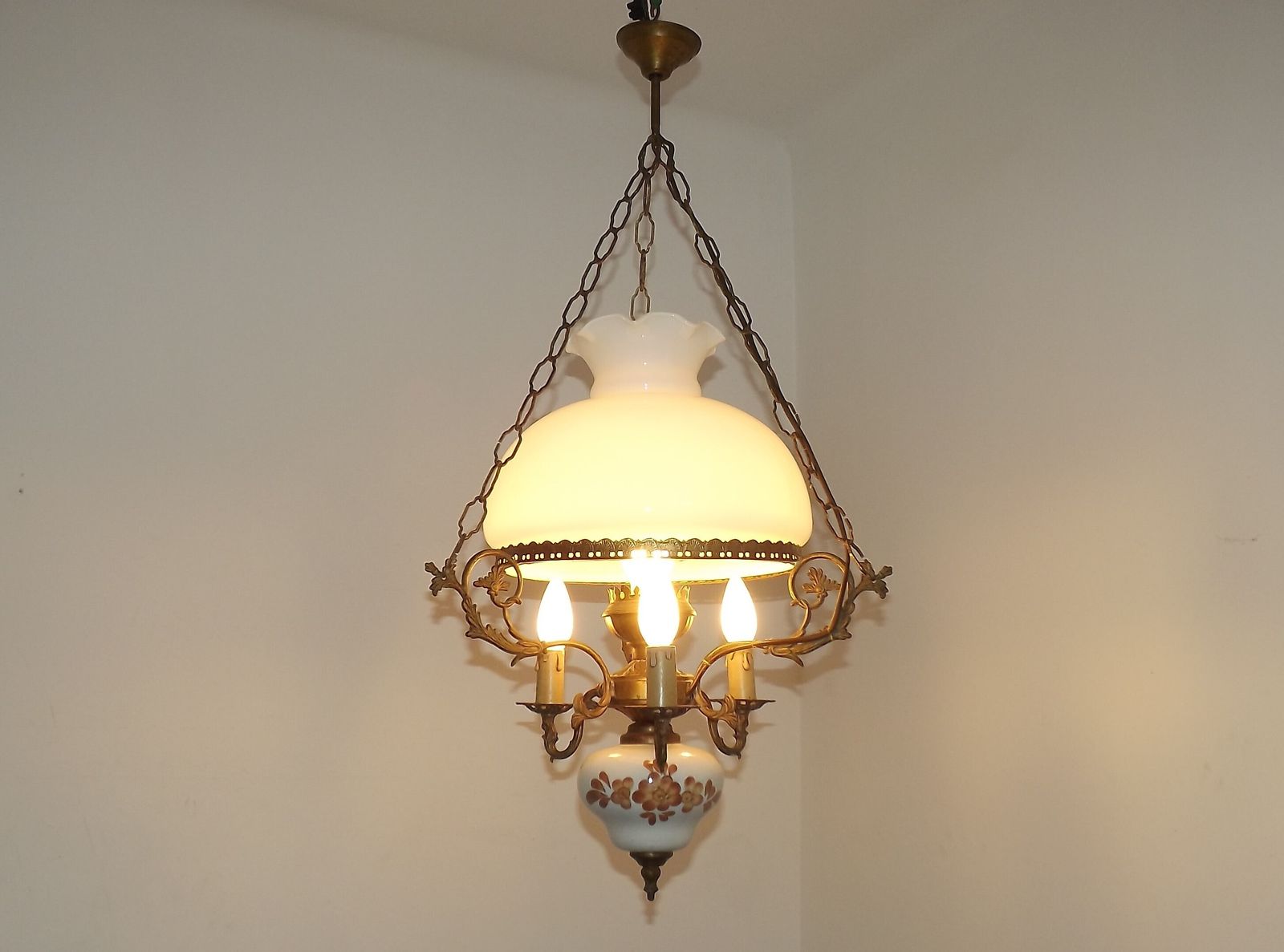 Lanterne suspendue d'époque, style campagne française, 4 lumières, abat-jour en verre opaque et finial floral photo for sale