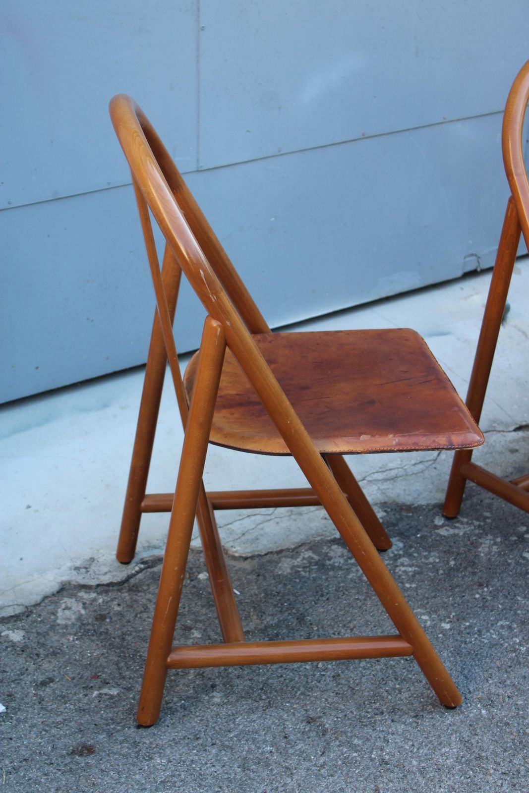 photo vintage Walnut Chairs With Calfskin Seat, Modernist Style, 1970s Italy