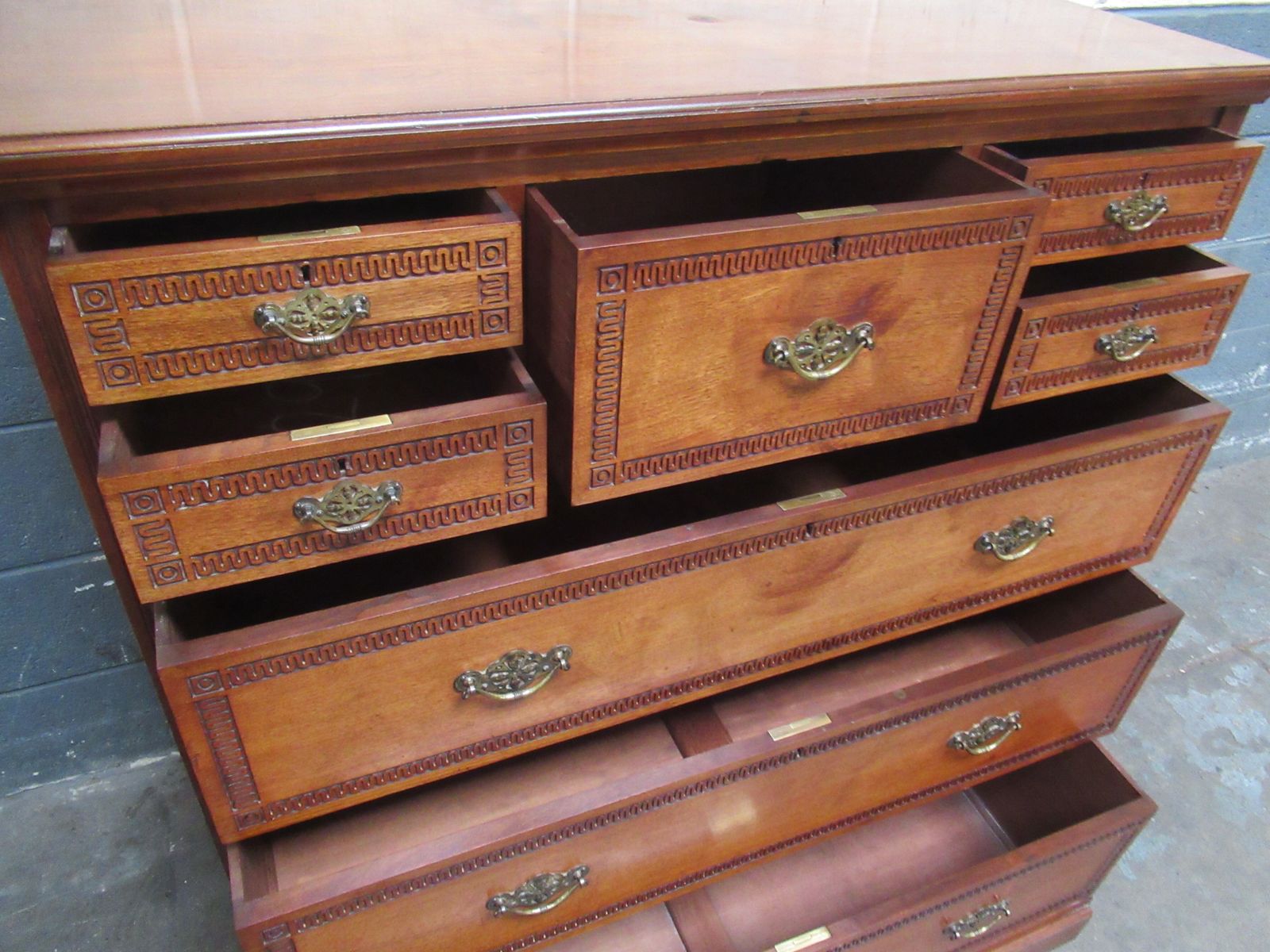 photo vinterior A   Victorian  Mahogany Chest Of Drawers By Jas Shoolbred    London.