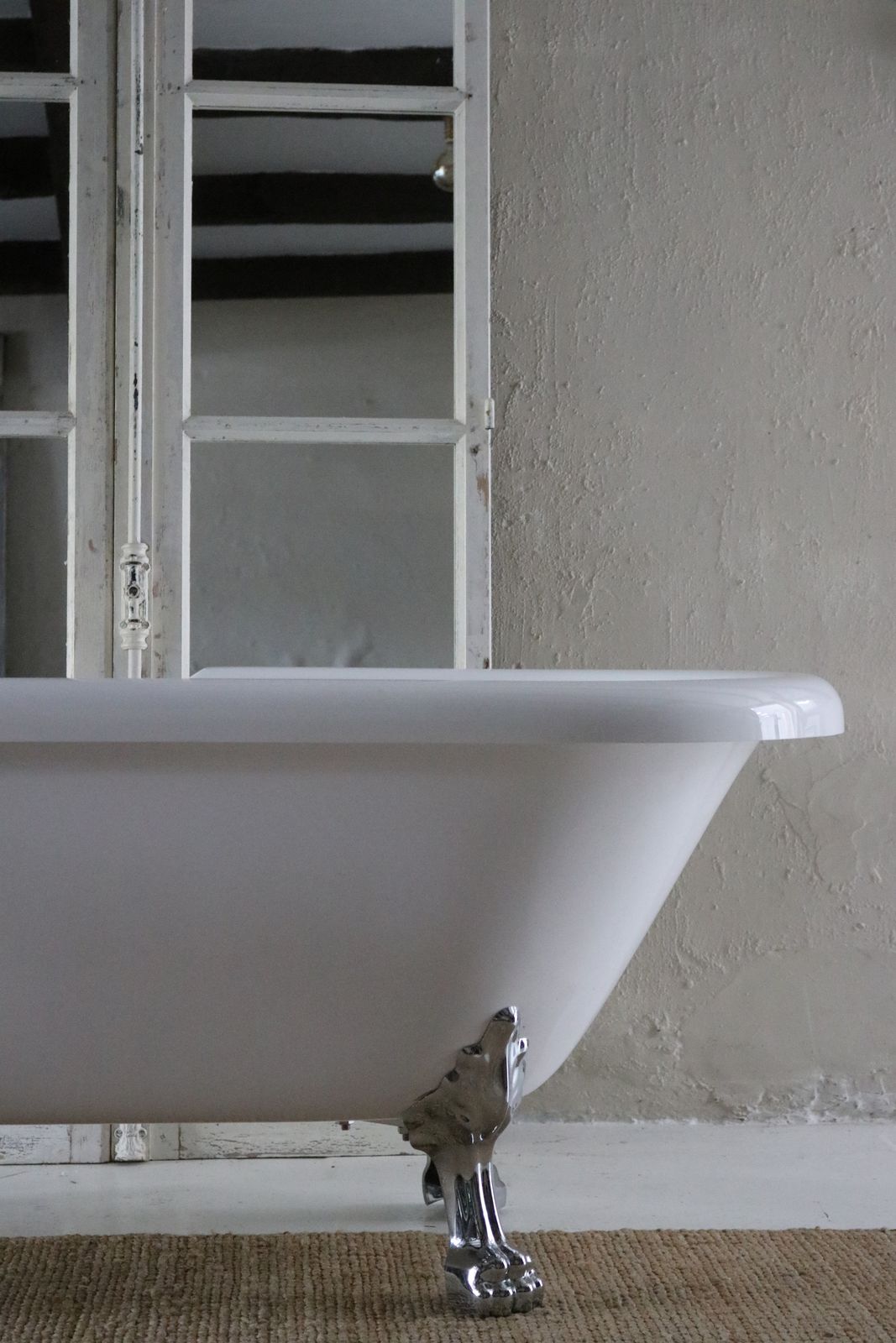 photo vinterior Stylish Acrylic Modern Roll Top Bath With Silver Ball And Claw Feet