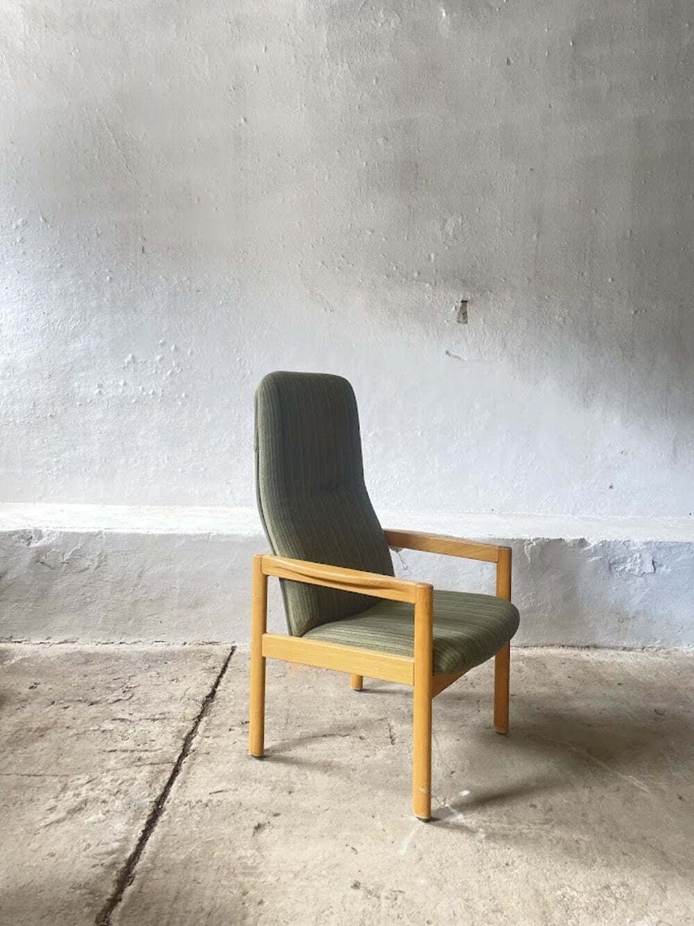 photo furniture Scandinavische fauteuil met hoge rug