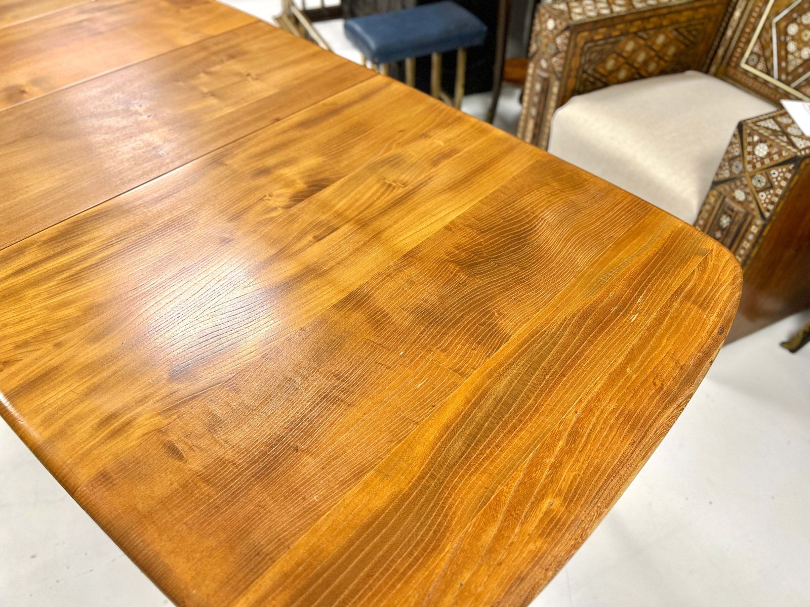 photo furniture Ercol 444, Grand Windsor Elm Extending Dining Table