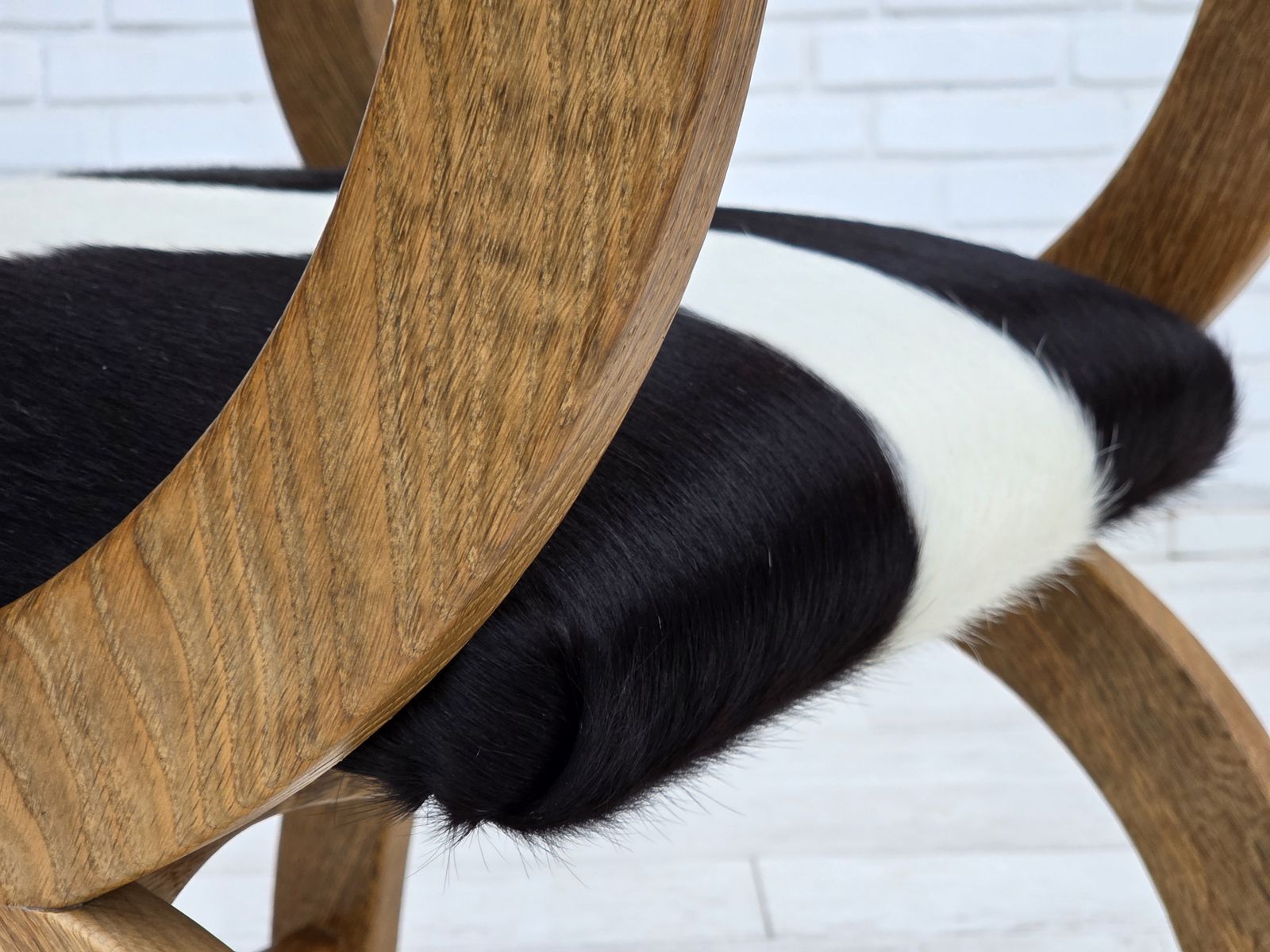 Ca. Jaren 1960, Deense Fauteuil Met Hoge Rug, Echt Koehide, Eikenhout, Opnieuw Bekleed. photo for sale