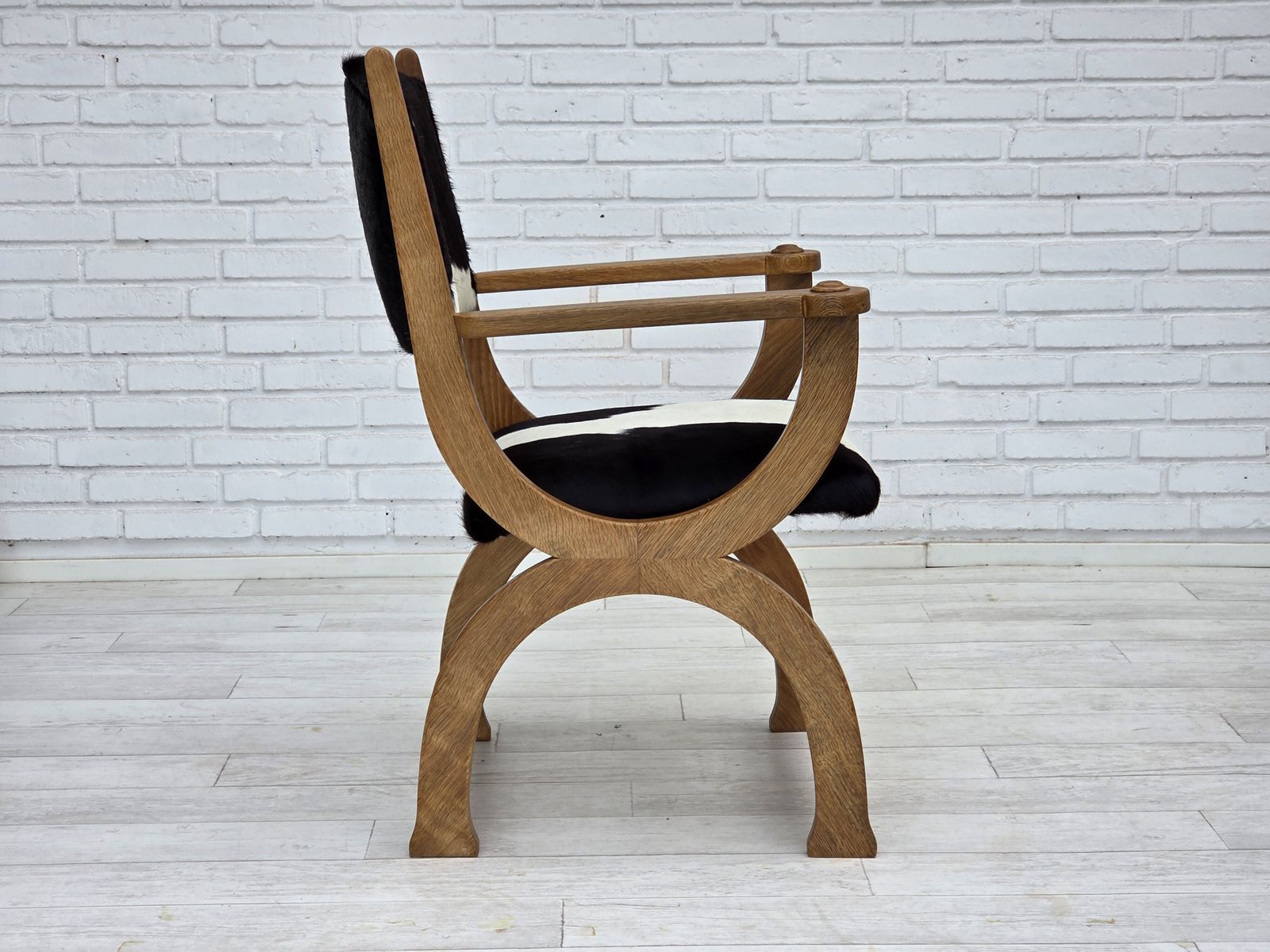 Ca. Jaren 1960, Deense Fauteuil Met Hoge Rug, Echt Koehide, Eikenhout, Opnieuw Bekleed. photo Meubels