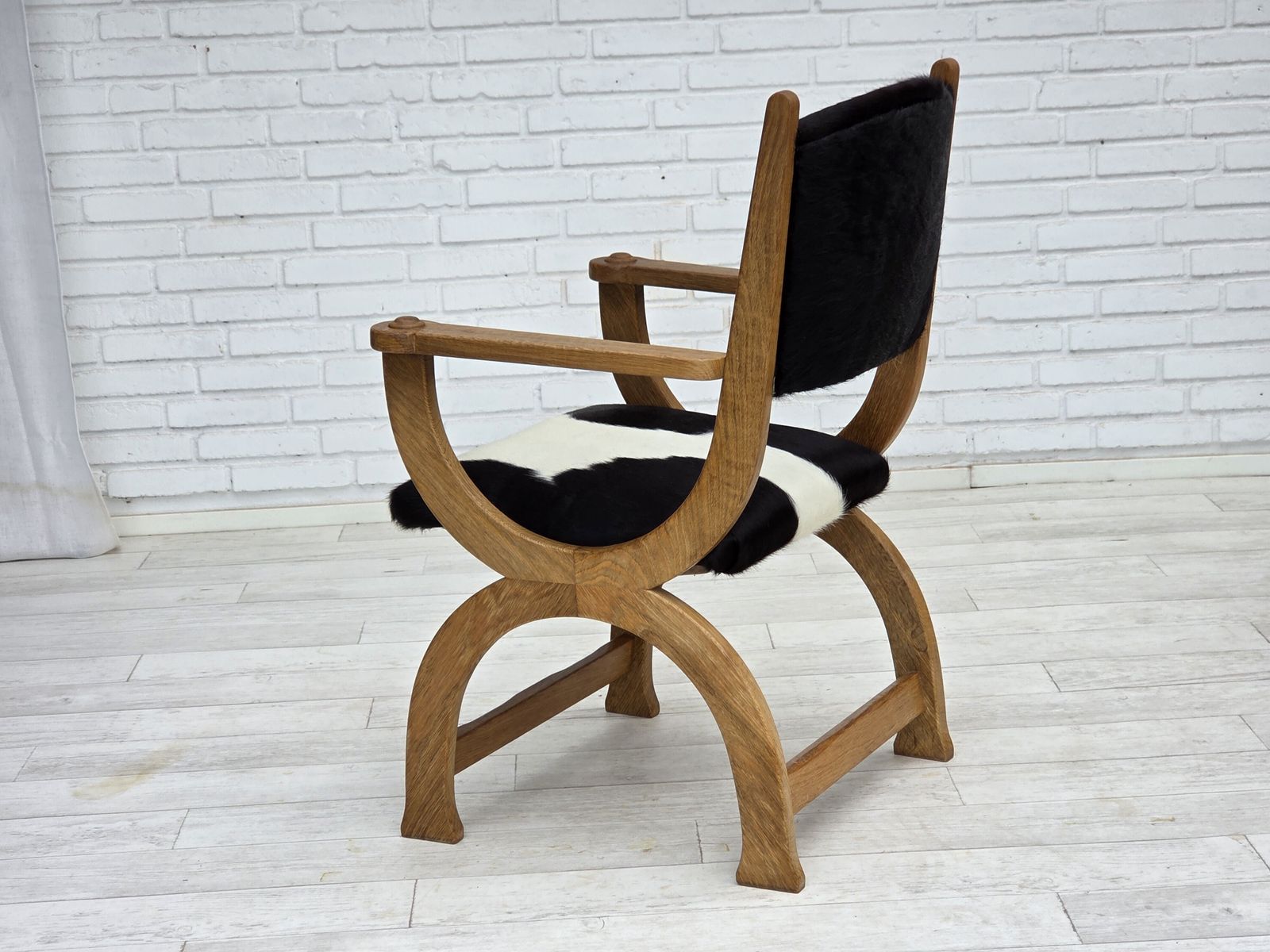 photo vinterior Ca. Jaren 1960, Deense Fauteuil Met Hoge Rug, Echt Koehide, Eikenhout, Opnieuw Bekleed.