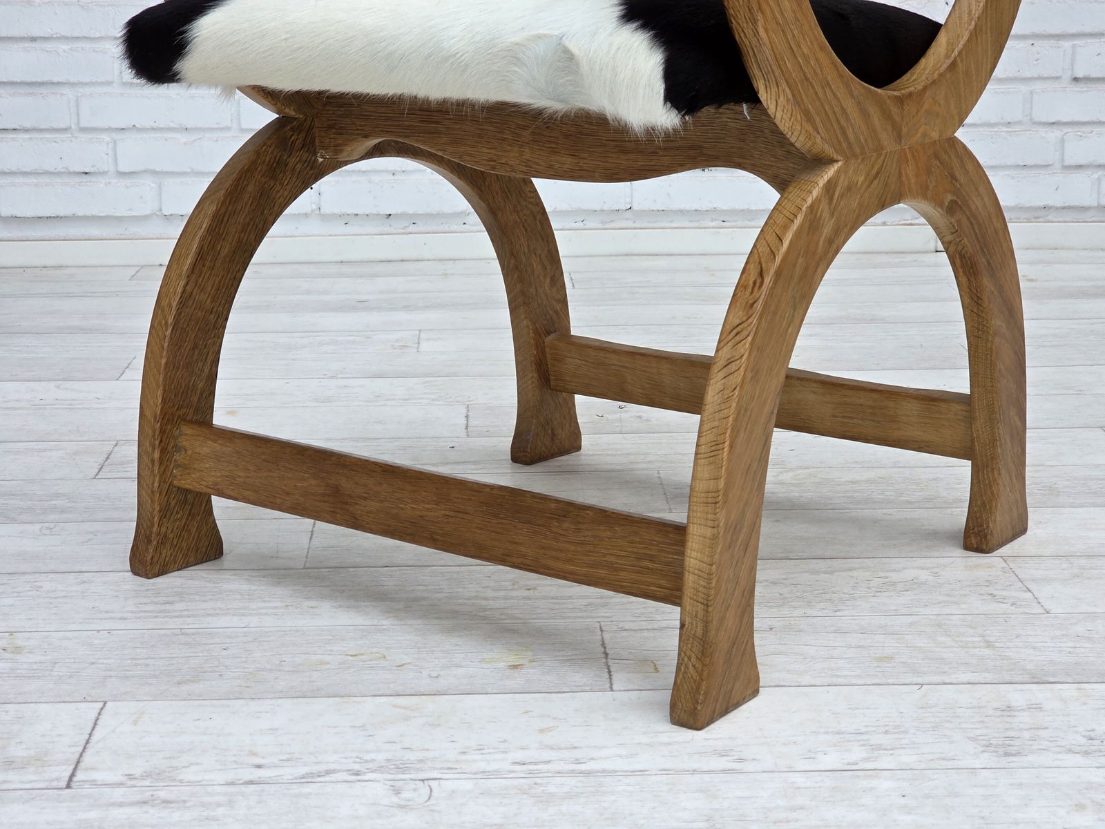 photo buy Ca. Jaren 1960, Deense Fauteuil Met Hoge Rug, Echt Koehide, Eikenhout, Opnieuw Bekleed.