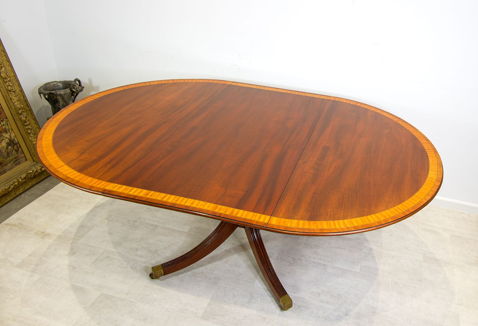 Vintage Mahogany Extending Oval Dining Table With Satinwood Inlay – Pedestal Base photo for sale