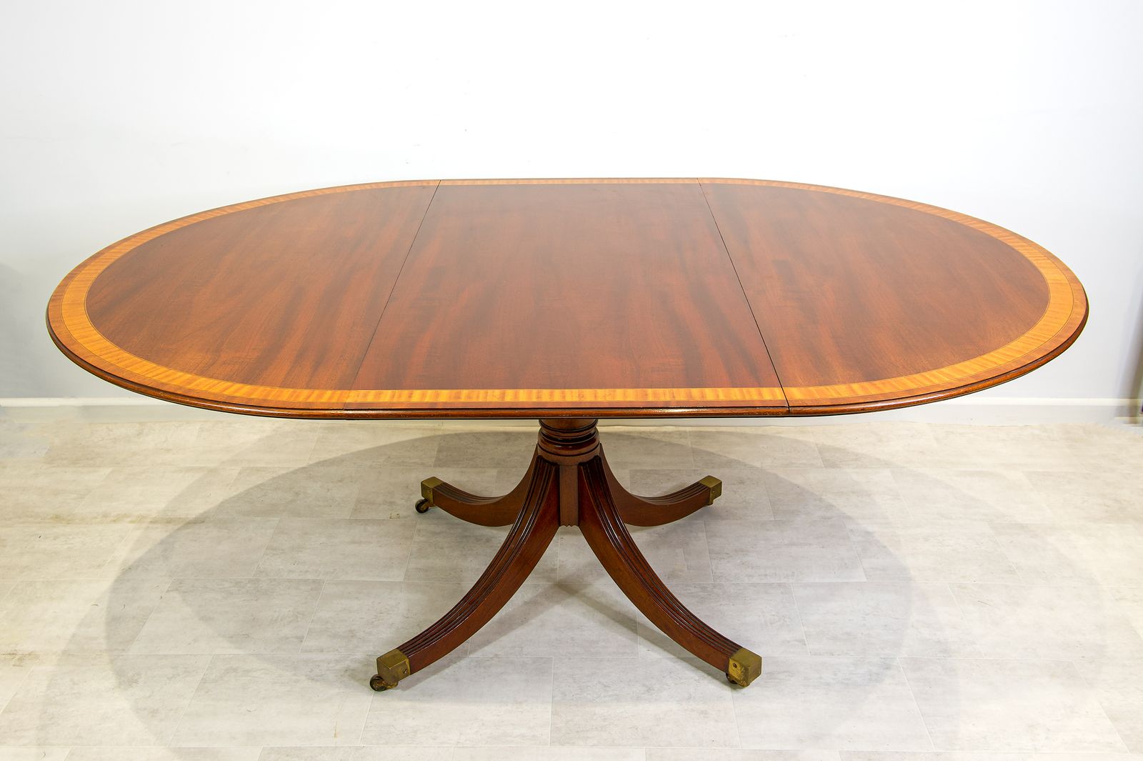Vintage Mahogany Extending Oval Dining Table With Satinwood Inlay – Pedestal Base