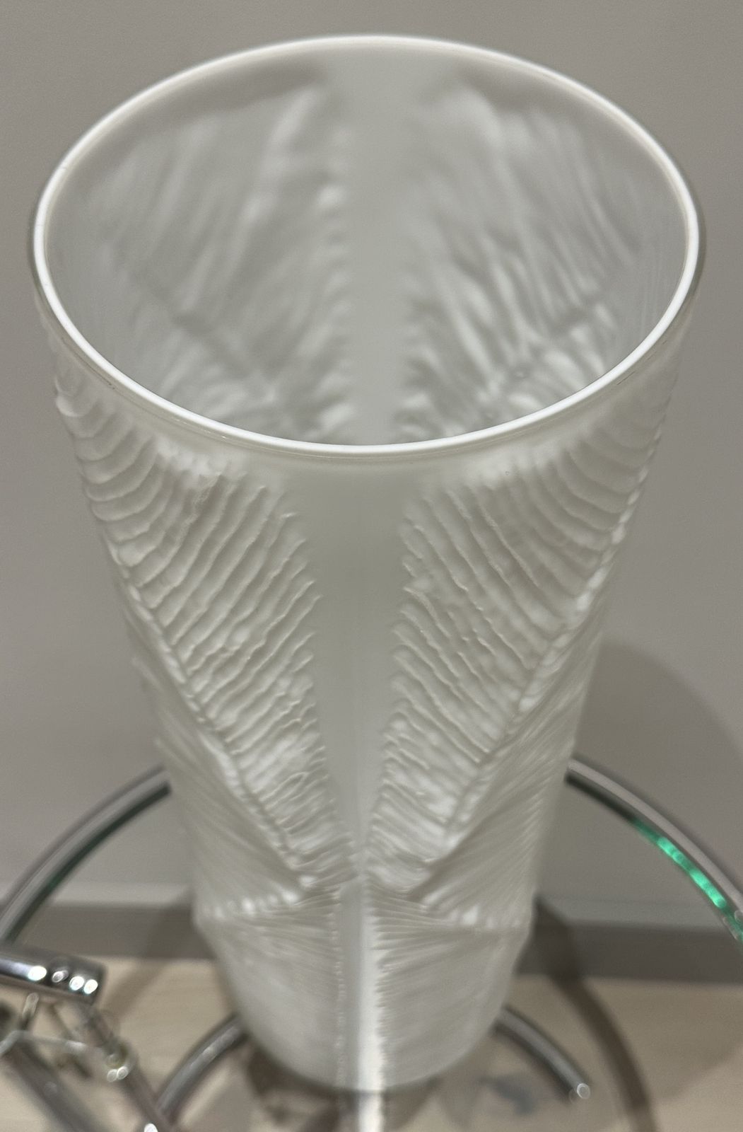 photo vinterior Large 1970s Peill & Putzler White & Clear Encased Glass "Feather" Cylindrical Vase