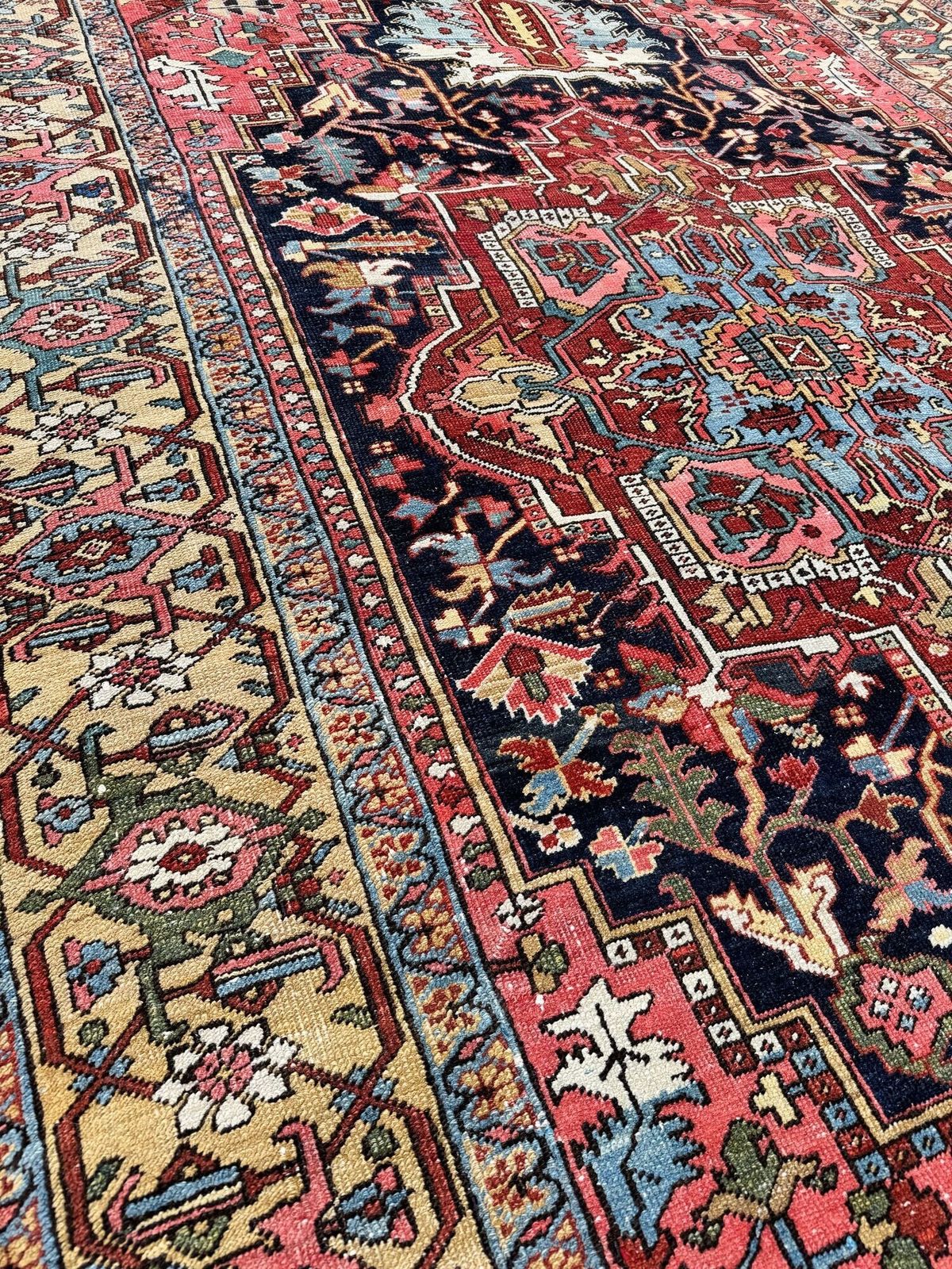 photo vintage Antique Heriz Carpet 3.29m X 2.12m