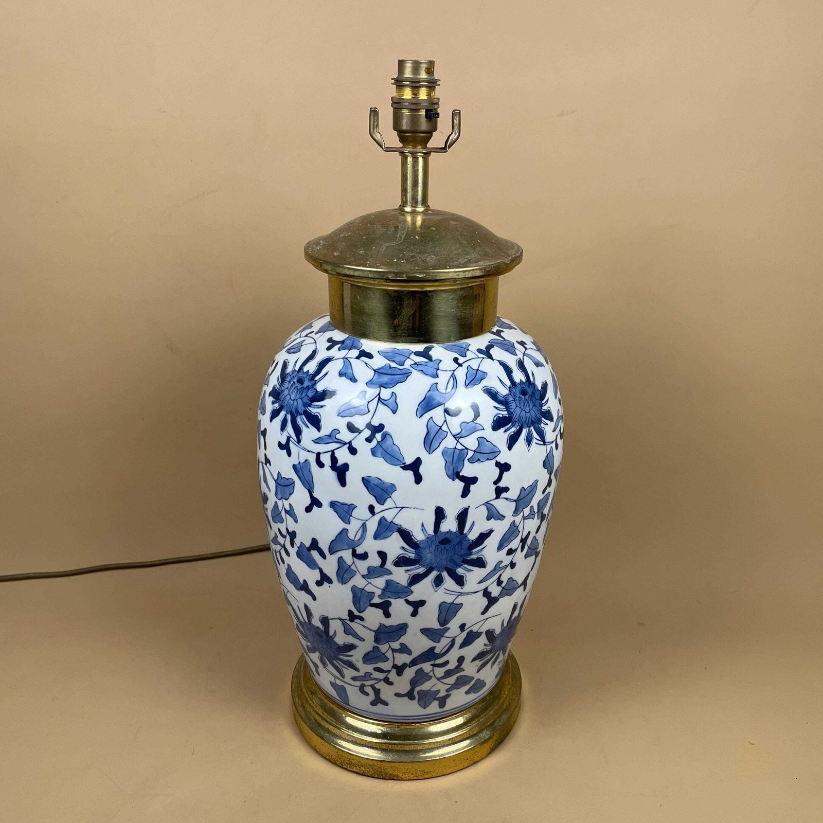 Oriental Ceramic Lamp Blue White Ginger Jar Hand Painted Floral Brass Mount Fittings Vintage Porcelain Table Lamp Classic Chinoiserie Decor photo furniture