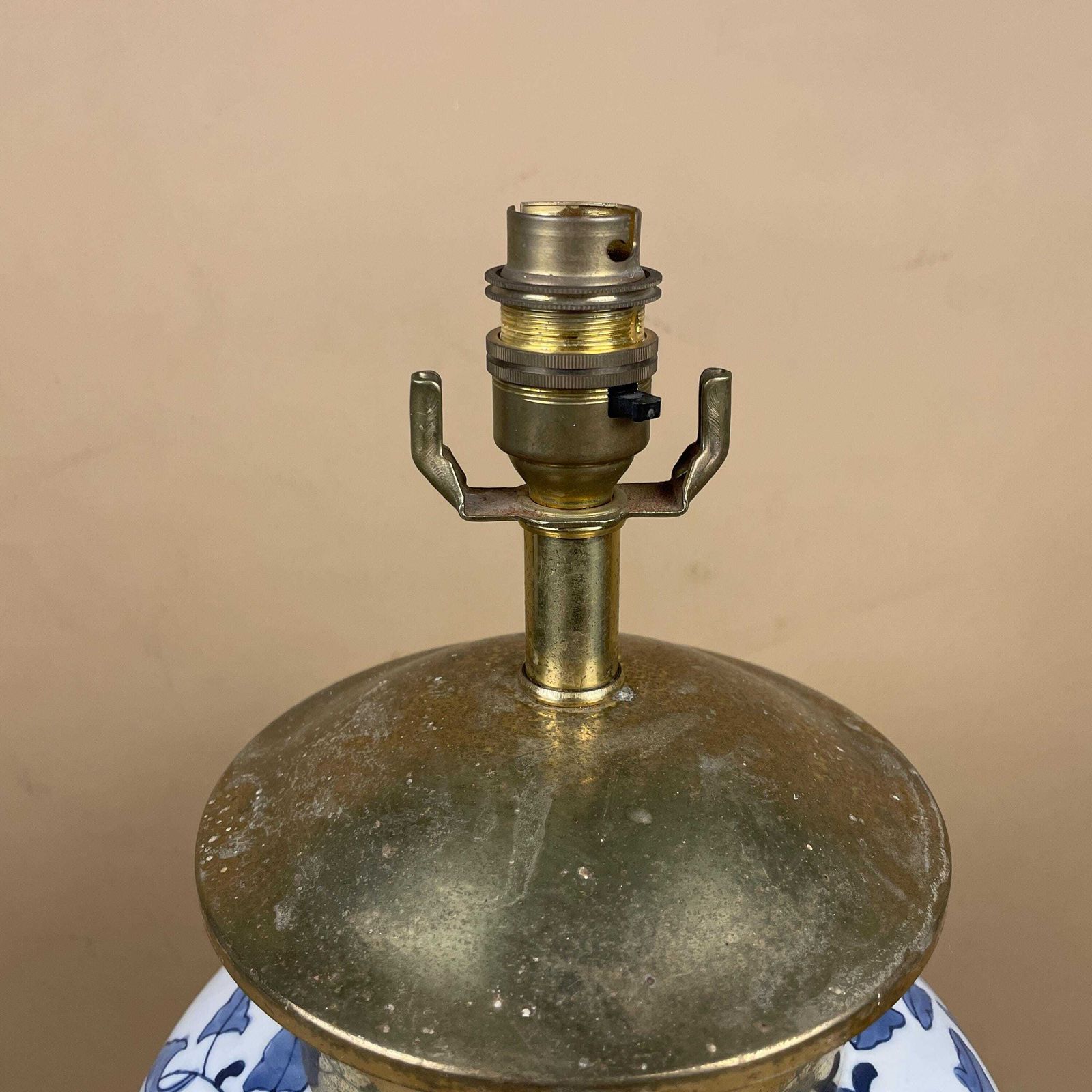 Oriental Ceramic Lamp Blue White Ginger Jar Hand Painted Floral Brass Mount Fittings Vintage Porcelain Table Lamp Classic Chinoiserie Decor photo vinterior