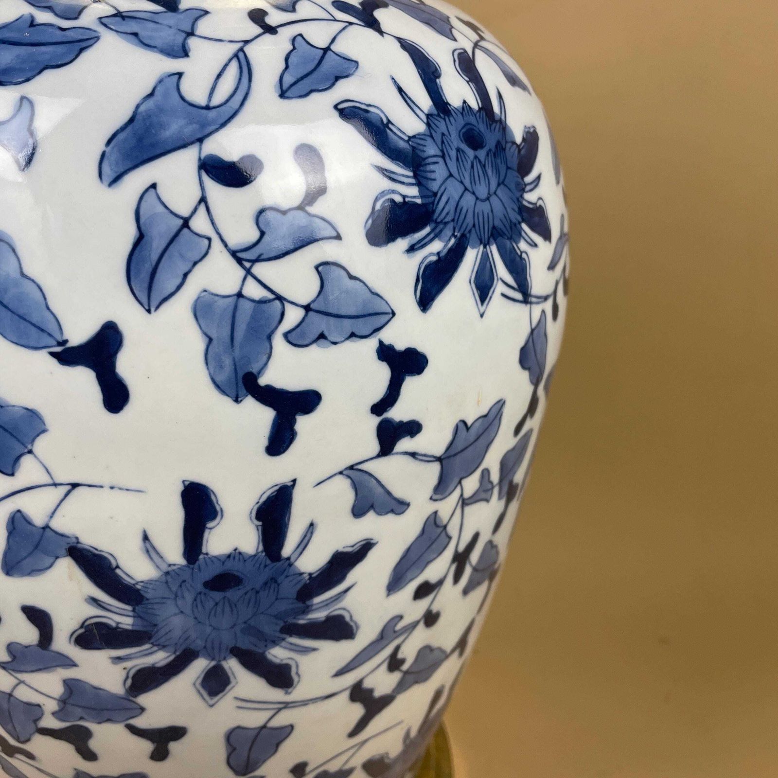Oriental Ceramic Lamp Blue White Ginger Jar Hand Painted Floral Brass Mount Fittings Vintage Porcelain Table Lamp Classic Chinoiserie Decor photo vintage