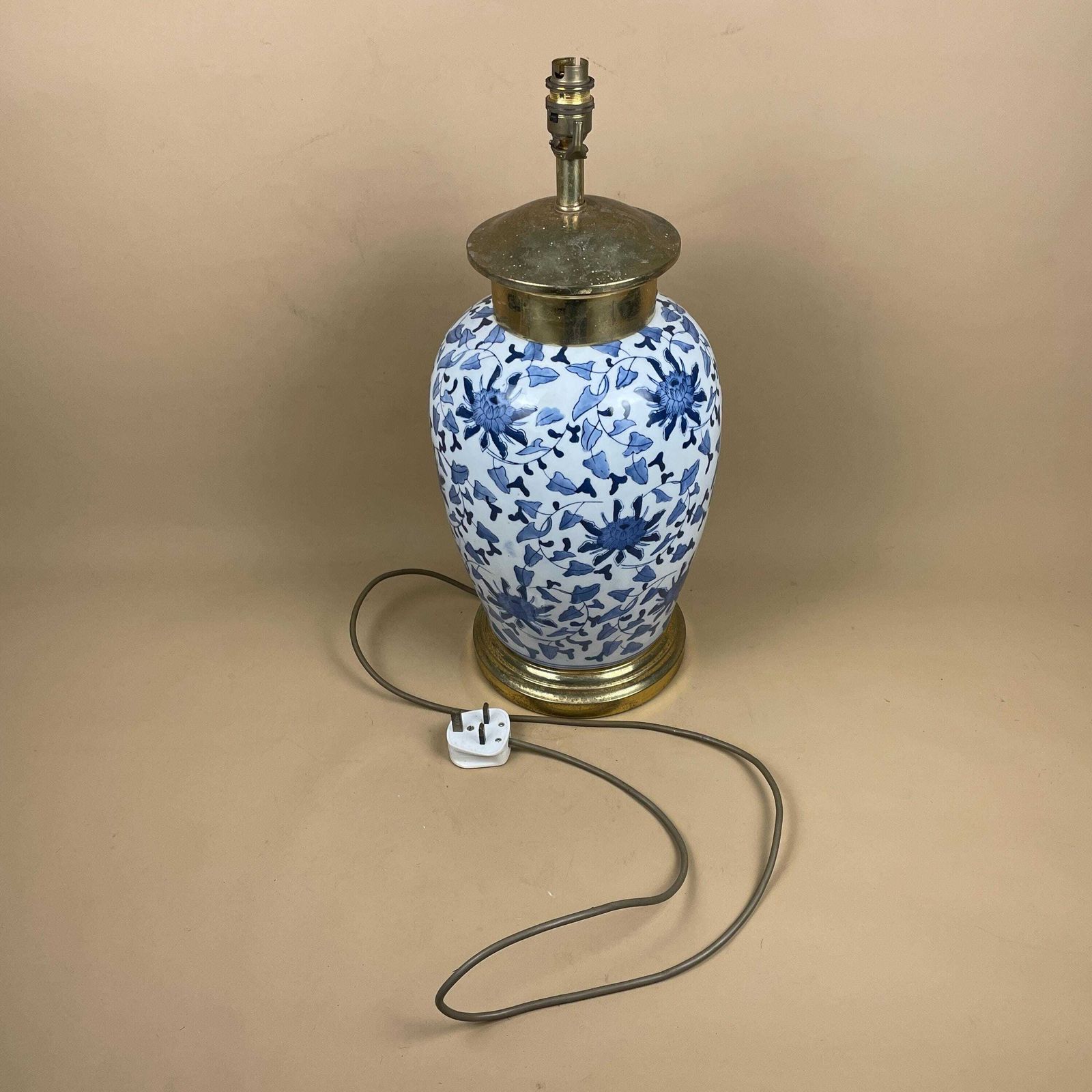 photo vintage Oriental Ceramic Lamp Blue White Ginger Jar Hand Painted Floral Brass Mount Fittings Vintage Porcelain Table Lamp Classic Chinoiserie Decor